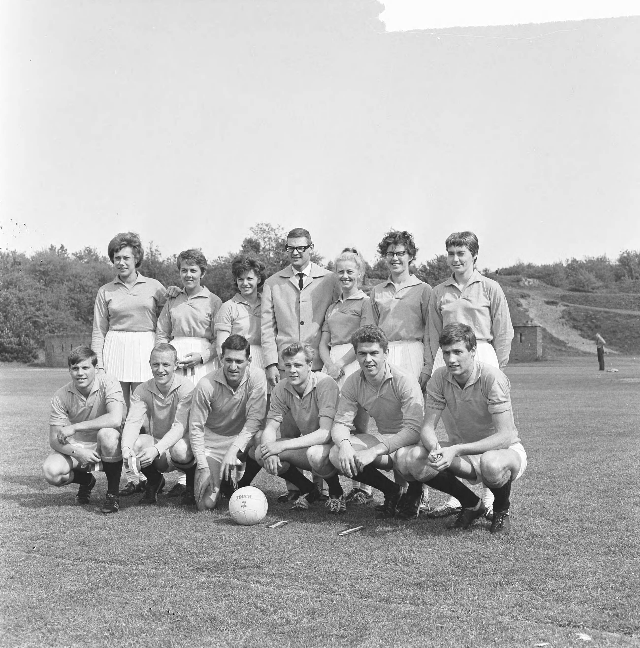 Fotocollectie Anefo — Korfbal. Nederland tegen België 8-2. Het Nederlands twaalftal — Foto: Kroon, Ron / Anefo. Licentie: Set B: Rechtenvrij / Publiek Domein. Bron: Nationaal Archief. http://hdl.handle.net/10648/aaa9c010-d0b4-102d-bcf8-003048976d84