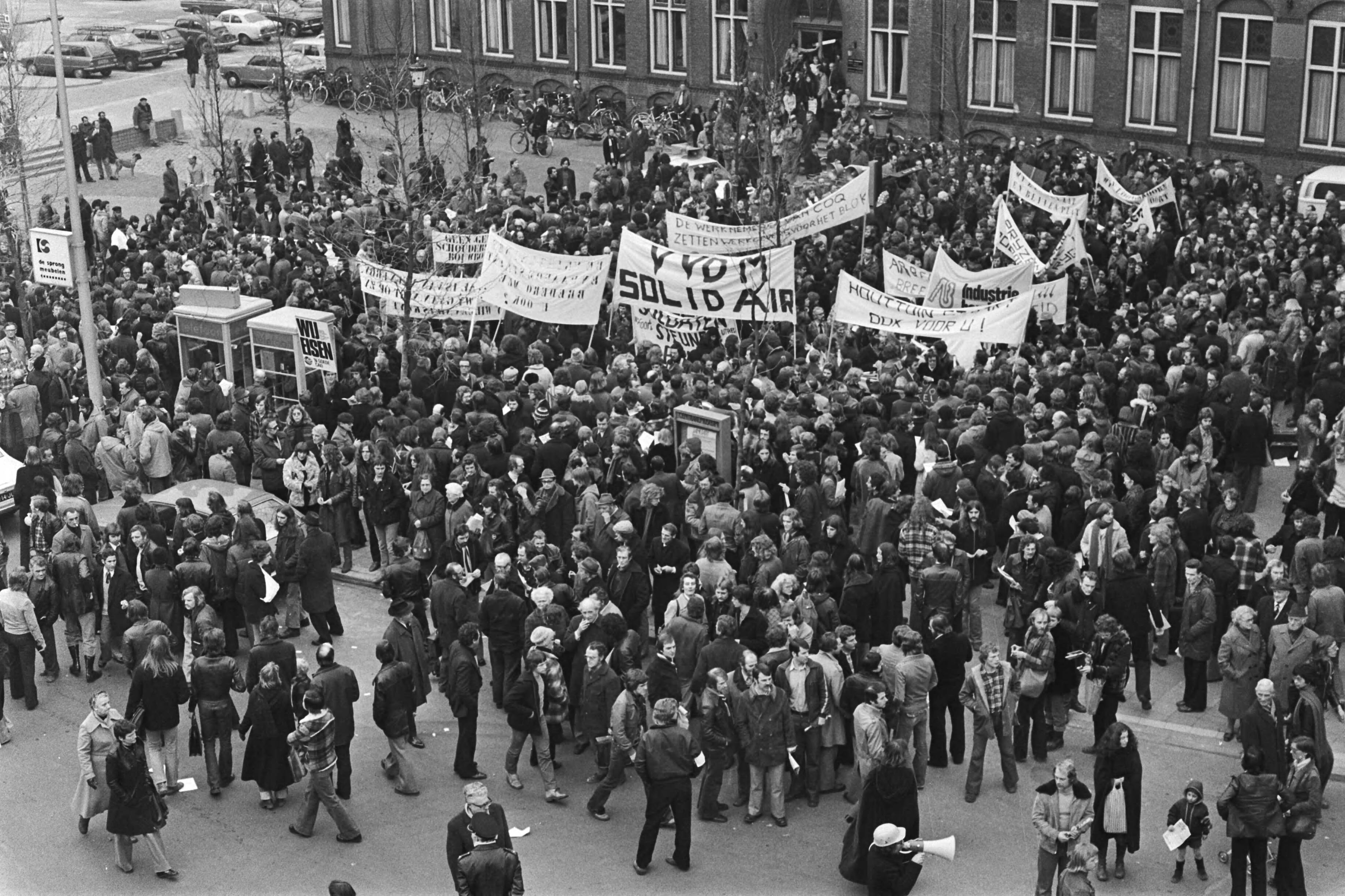 Fotocollectie Anefo — Demonstratie voor betere arbeidsvoorwaarden in Utrecht; overzicht — Foto: Peters, Hans / Anefo. Licentie: Set B: Rechtenvrij / Publiek Domein. Bron: Nationaal Archief. http://hdl.handle.net/10648/ac95da26-d0b4-102d-bcf8-003048976d84