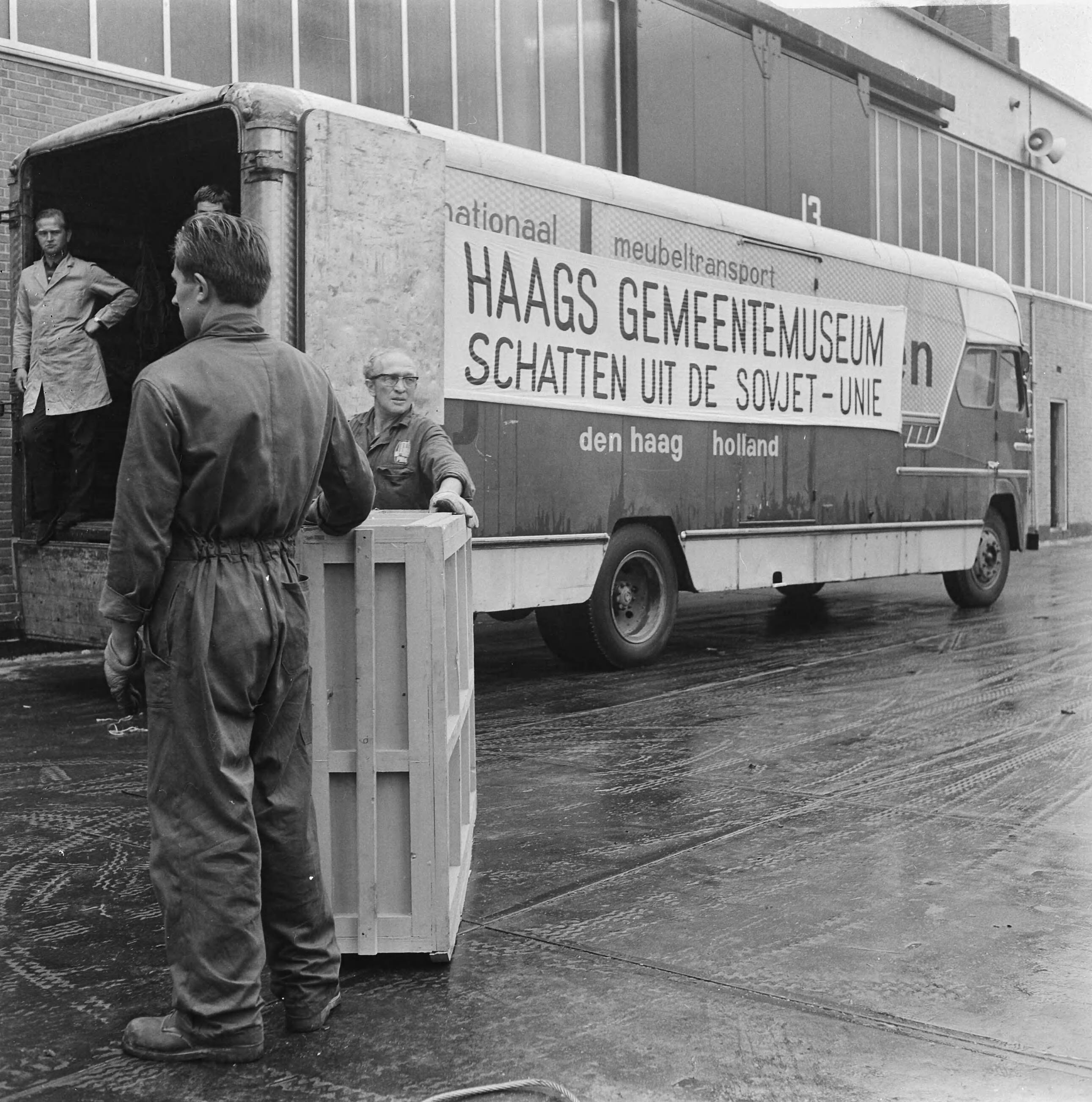 Fotocollectie Anefo — Expositie Russische kunstschatten te Den Haag — Foto: Voets, Jan / Anefo. Licentie: Set B: Rechtenvrij / Publiek Domein. Bron: Nationaal Archief. http://hdl.handle.net/10648/aaf8142c-d0b4-102d-bcf8-003048976d84