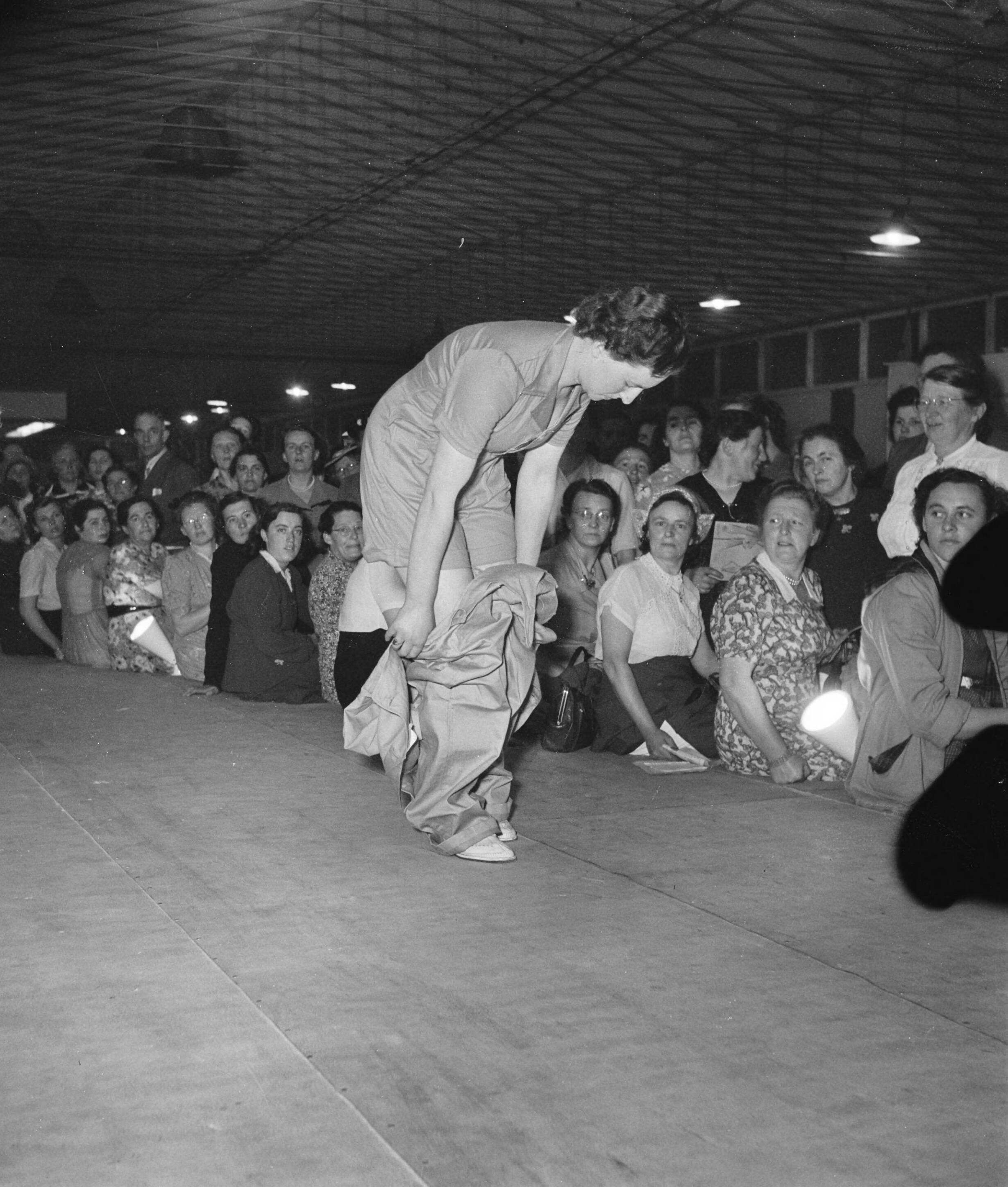Landbouwtentoonstelling Utrecht (1952) — Landbouwtentoonstelling Utrecht. Modeshow — Foto: Noske, J.D. / Anefo. Licentie: Set B: Rechtenvrij / Publiek Domein. Bron: Nationaal Archief. http://hdl.handle.net/10648/a8f9094c-d0b4-102d-bcf8-003048976d84