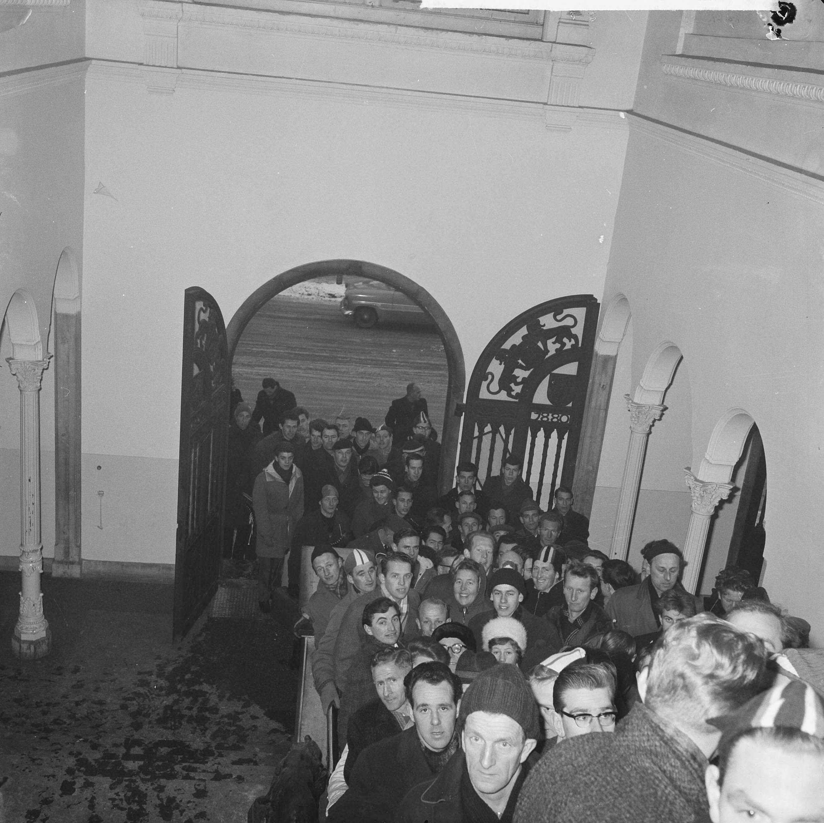 Elfstedentocht 1963 — Inschrijvingen voor de Elfstedentocht in het beursgebouw te Leeuwarden — Foto: Nijs, Jac. de / Anefo. Licentie: Set B: Rechtenvrij / Publiek Domein. Bron: Nationaal Archief. http://hdl.handle.net/10648/aa265b30-d0b4-102d-bcf8-003048976d84