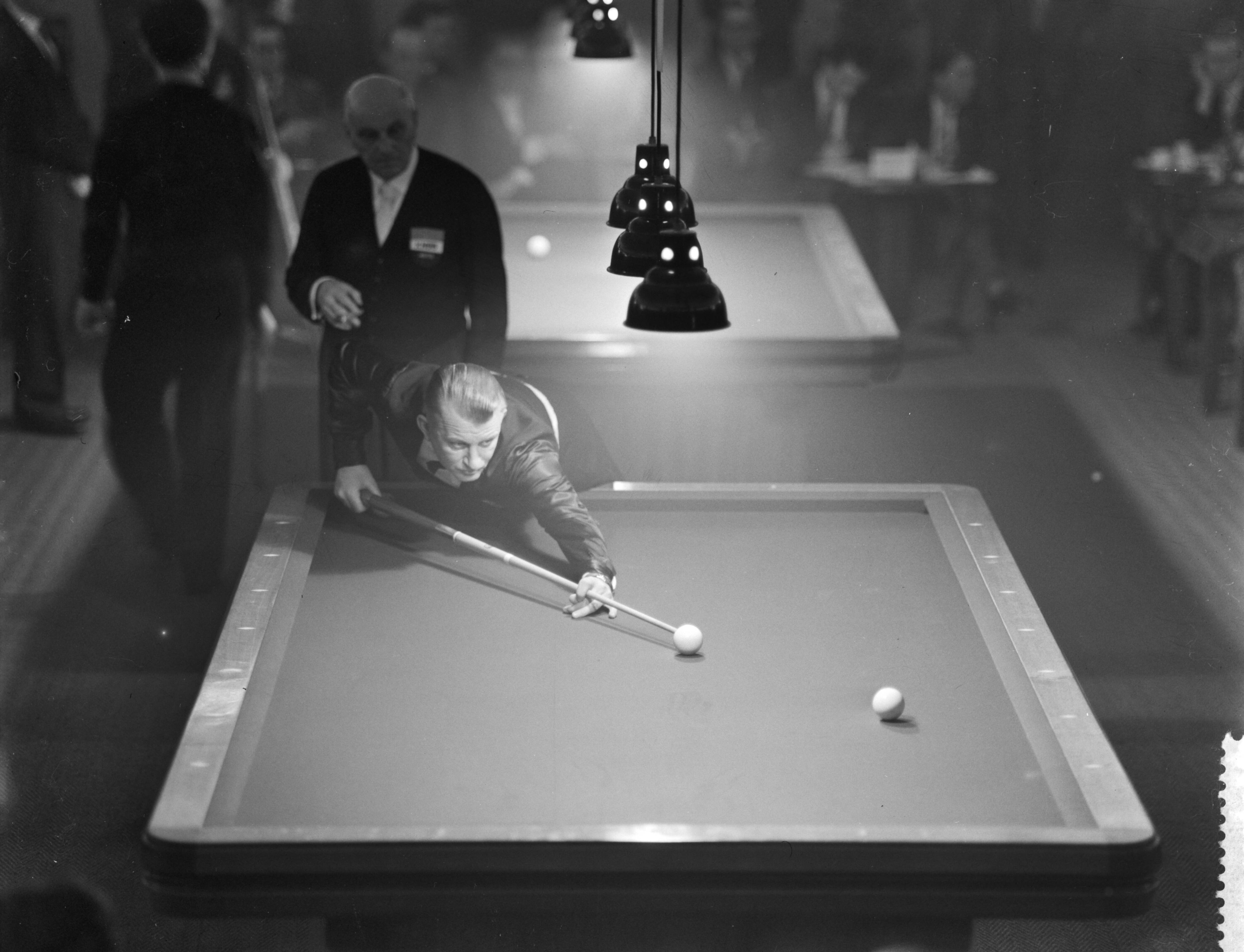 Fotocollectie Anefo — Europese biljartkampioenschap driebanden in Hilversum. Nederlandse titelhouder Herman Popeyus in actie — Foto: Pot, Harry / Anefo. Licentie: Set B: Rechtenvrij / Publiek Domein. Bron: Nationaal Archief. http://hdl.handle.net/10648/a98f4006-d0b4-102d-bcf8-003048976d84