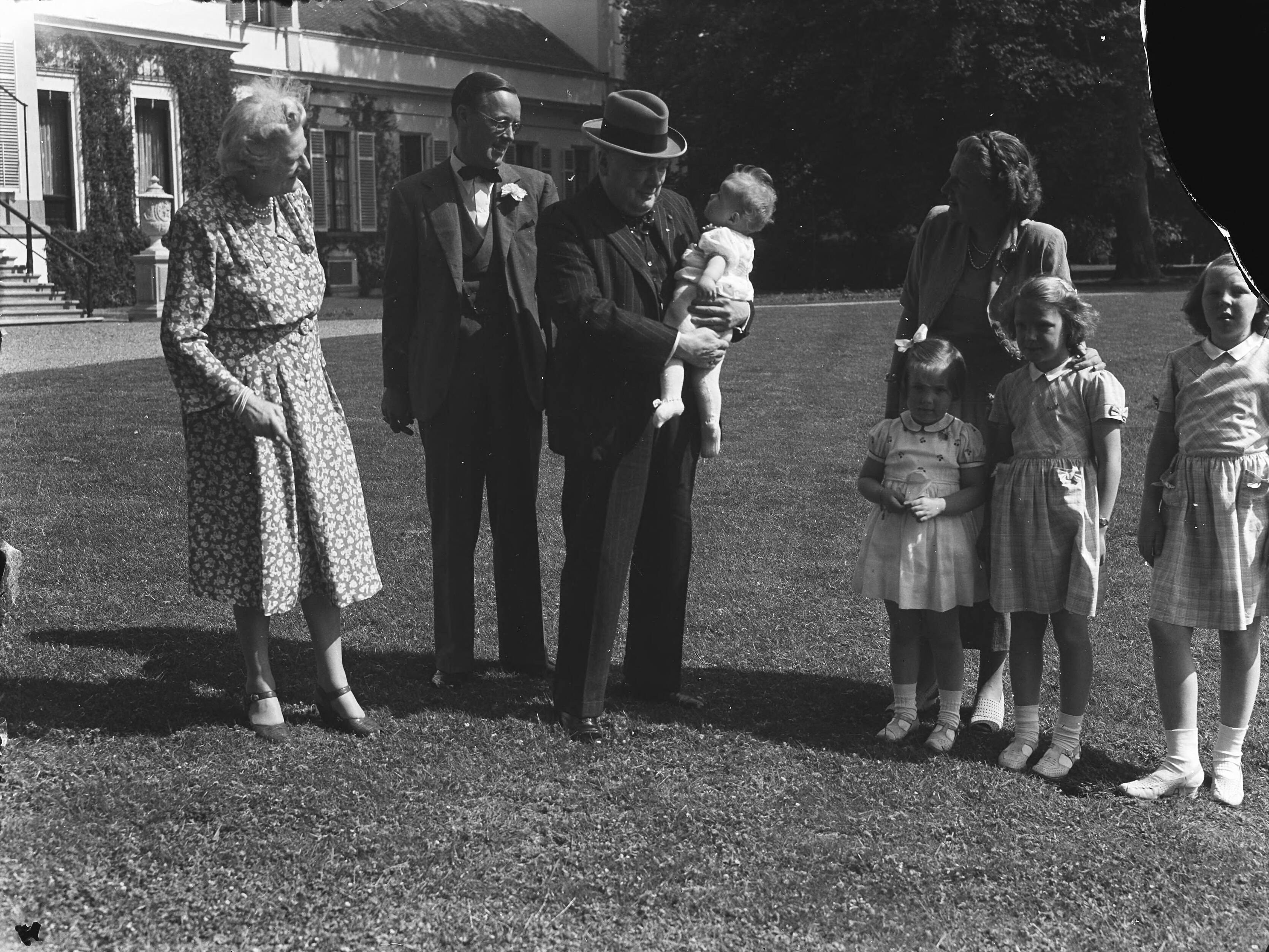 Fotocollectie Anefo — Churchill op Paleis Soestdijk — Foto: Oorschot, […] van / Anefo. Licentie: Set B: Rechtenvrij / Publiek Domein. Bron: Nationaal Archief. http://hdl.handle.net/10648/a8b67ce4-d0b4-102d-bcf8-003048976d84