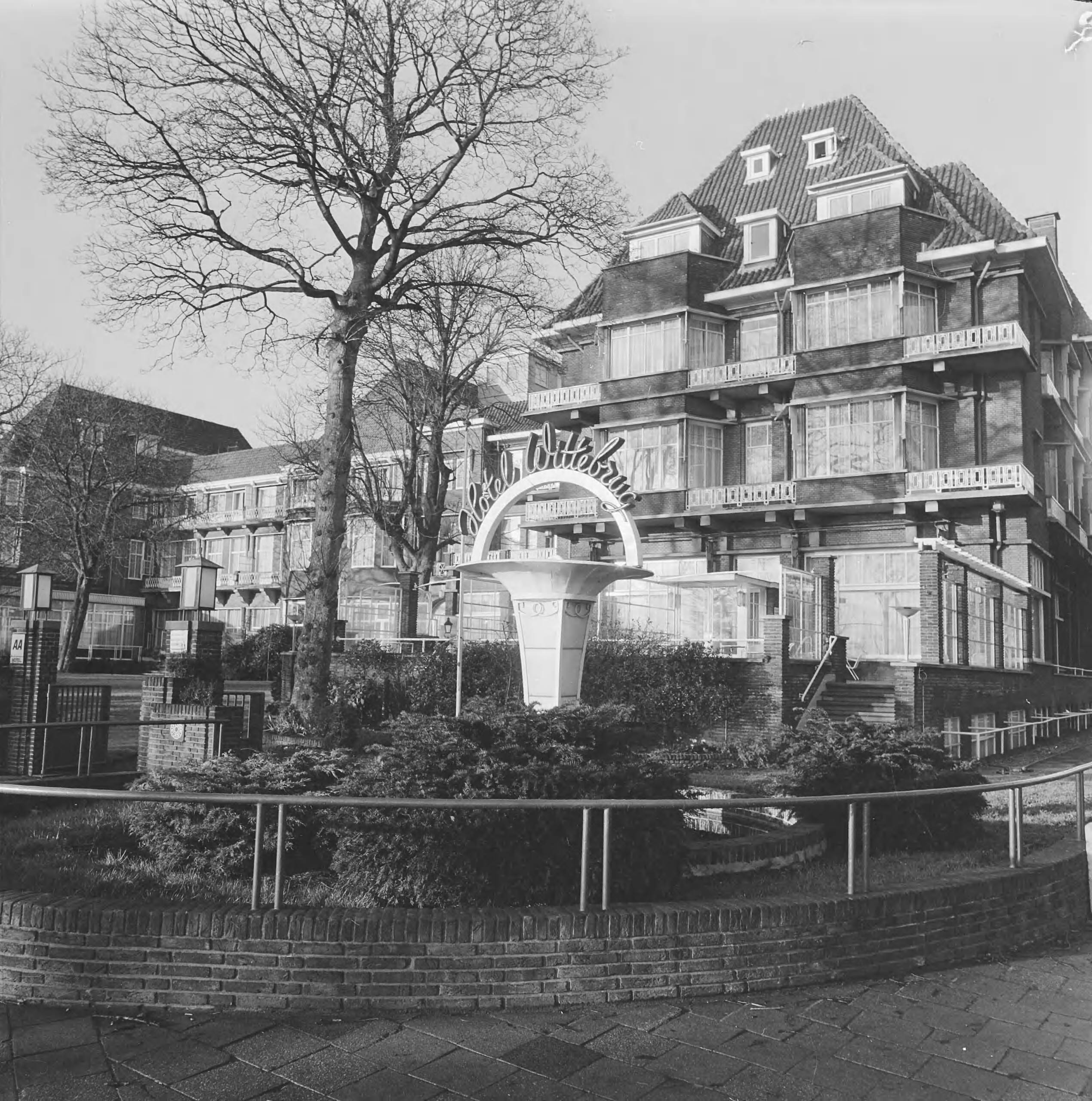 Fotocollectie Anefo — Hotel Wittebrug in Den Haag gesloten, exterieur — Foto: Evers, Joost / Anefo. Licentie: Set B: Rechtenvrij / Publiek Domein. Bron: Nationaal Archief. http://hdl.handle.net/10648/abfe0d4a-d0b4-102d-bcf8-003048976d84