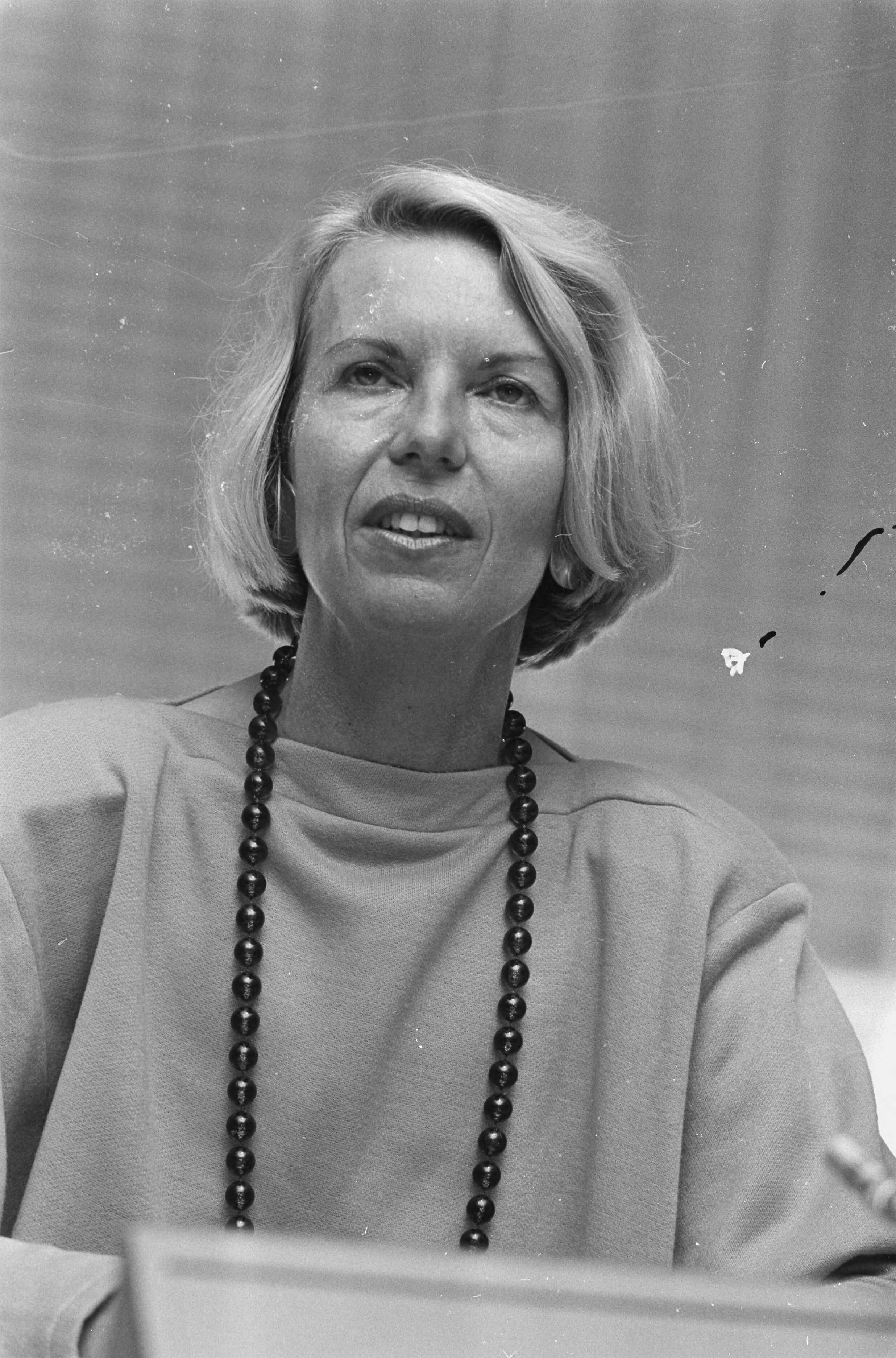 Fotocollectie Anefo — Minister Brinkman installeert mevr. M. M. van der Brink tot voorzitter Raad voor Jeugdbeleid in Den Haag (tevens opdracht); mevrouw M. M. van der Brink , — Foto: Bogaerts, Rob / Anefo. Licentie: Set B: Rechtenvrij / Publiek Domein. Bron: Nationaal Archief. http://hdl.handle.net/10648/ad583fda-d0b4-102d-bcf8-003048976d84