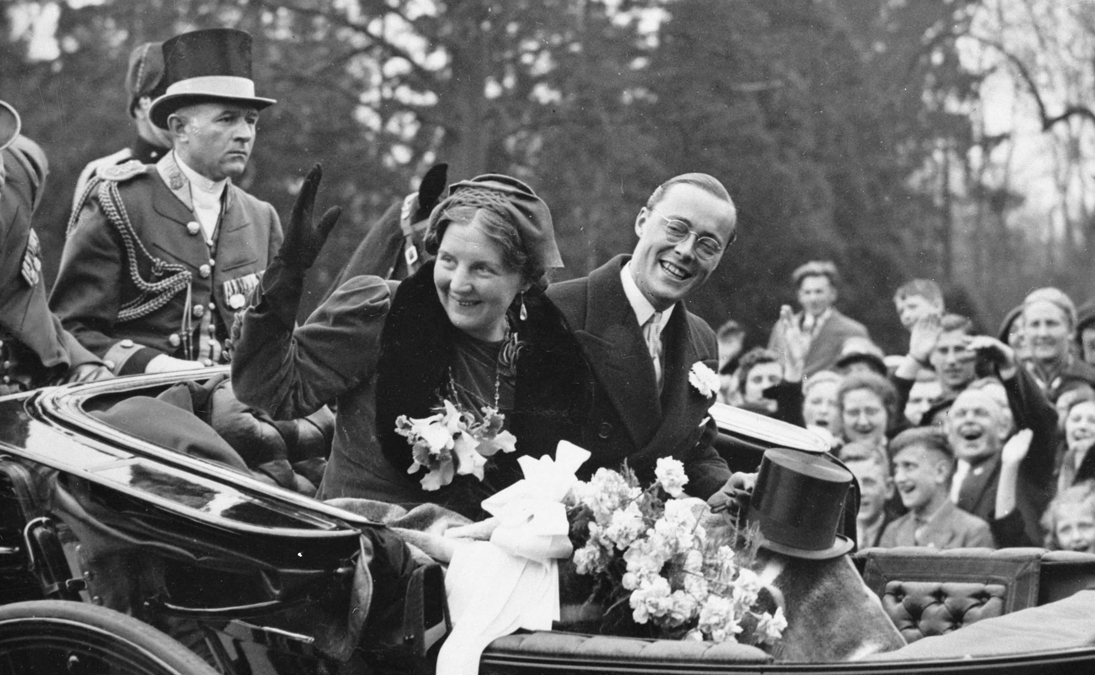 Fotocollectie RVD / Koninklijk Huis — Prinses Juliana en prins Bernhard. Intocht te Baarn na de huwelijksreis, 14-04-1937 — Foto: Rousel (repro) / RVD. Licentie: Set B: Rechtenvrij / Publiek Domein. Bron: Nationaal Archief. http://hdl.handle.net/10648/afb5d6ac-d0b4-102d-bcf8-003048976d84