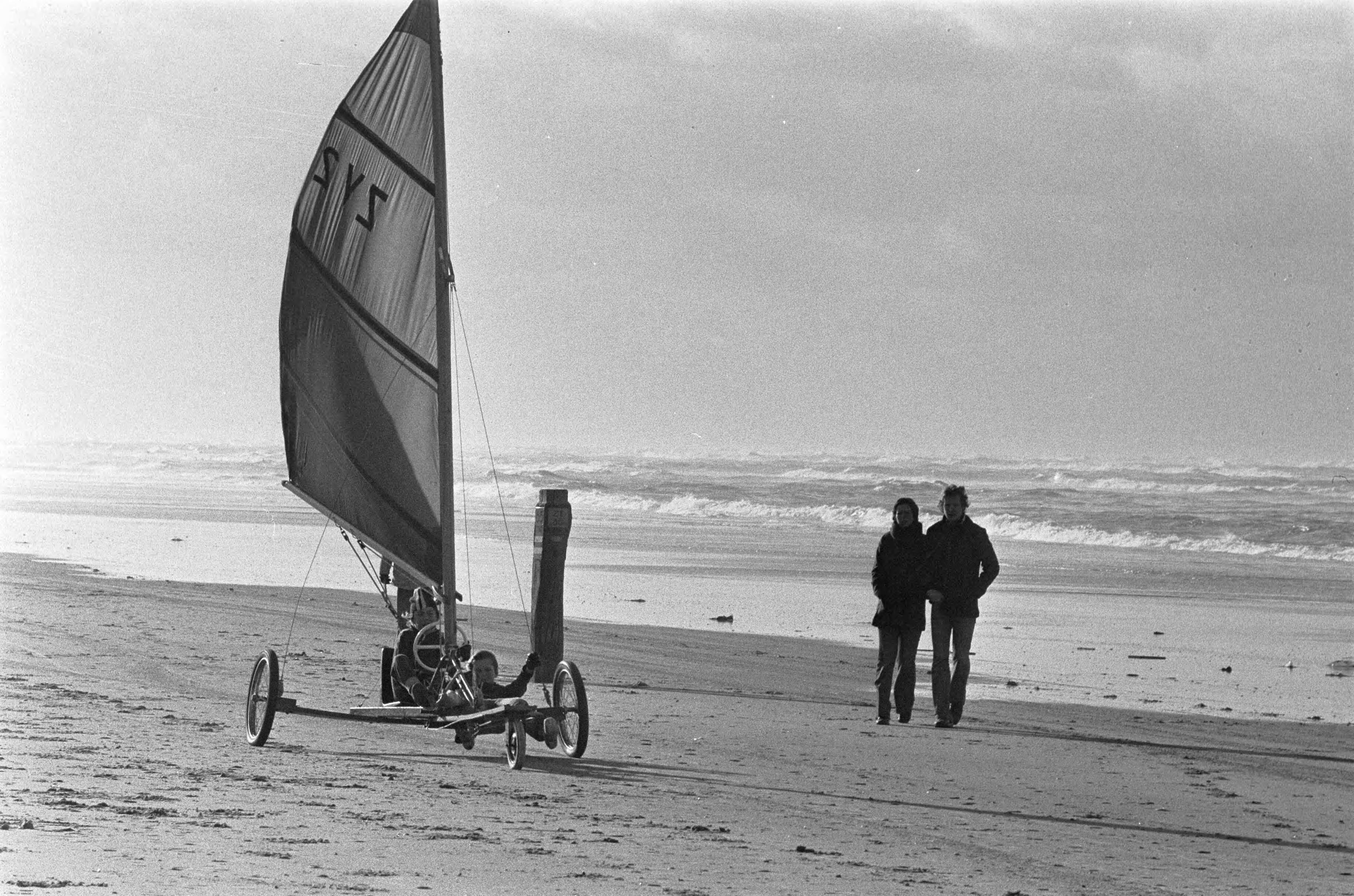 Beelden van de autoloze zondag — Strandzeilen in Zandvoort — Foto: Fotograaf Onbekend / Anefo. Licentie: Set B: Rechtenvrij / Publiek Domein. Bron: Nationaal Archief. http://hdl.handle.net/10648/ac3d5ad6-d0b4-102d-bcf8-003048976d84