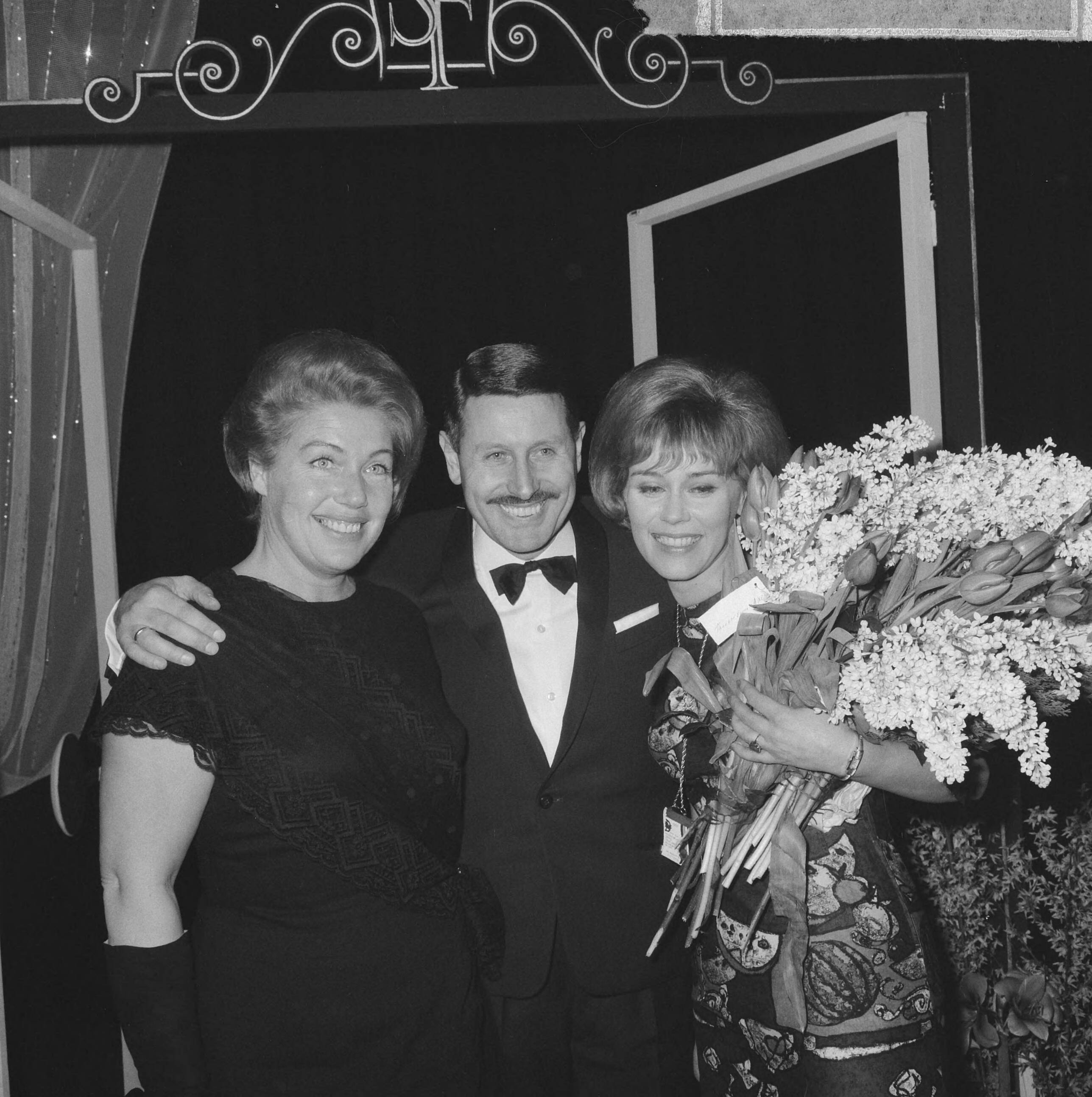 Fotocollectie Anefo — Finale Nationaal Songfestival 1965, v.l.n.r. mevrouw Joke Prior-van Soest (tekstschrijfster), Johnny Holshuizen (muziek) en Connie Vandenbos — Foto: Nijs, Jac. de / Anefo. Licentie: Set B: Rechtenvrij / Publiek Domein. Bron: Nationaal Archief. http://hdl.handle.net/10648/aa92bcc6-d0b4-102d-bcf8-003048976d84
