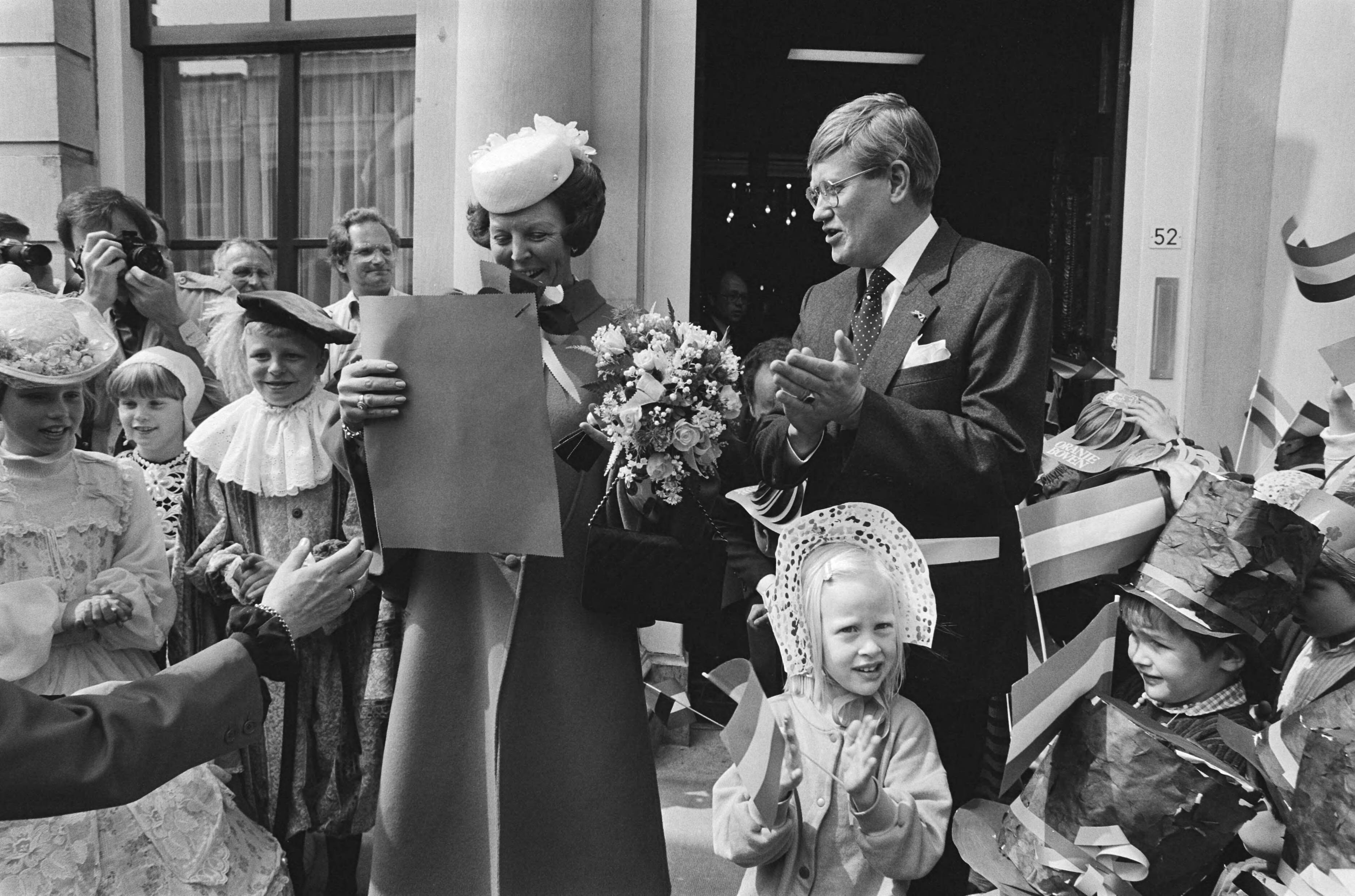Fotocollectie Anefo — Koningin Beatrix opent het gerestaureerde provinciehuis te Leeuwarden. Naast haar Commisaris der Koningin Hans Wiegel — Foto: Bogaerts, Rob / Anefo. Licentie: Set B: Rechtenvrij / Publiek Domein. Bron: Nationaal Archief. http://hdl.handle.net/10648/ad466b52-d0b4-102d-bcf8-003048976d84
