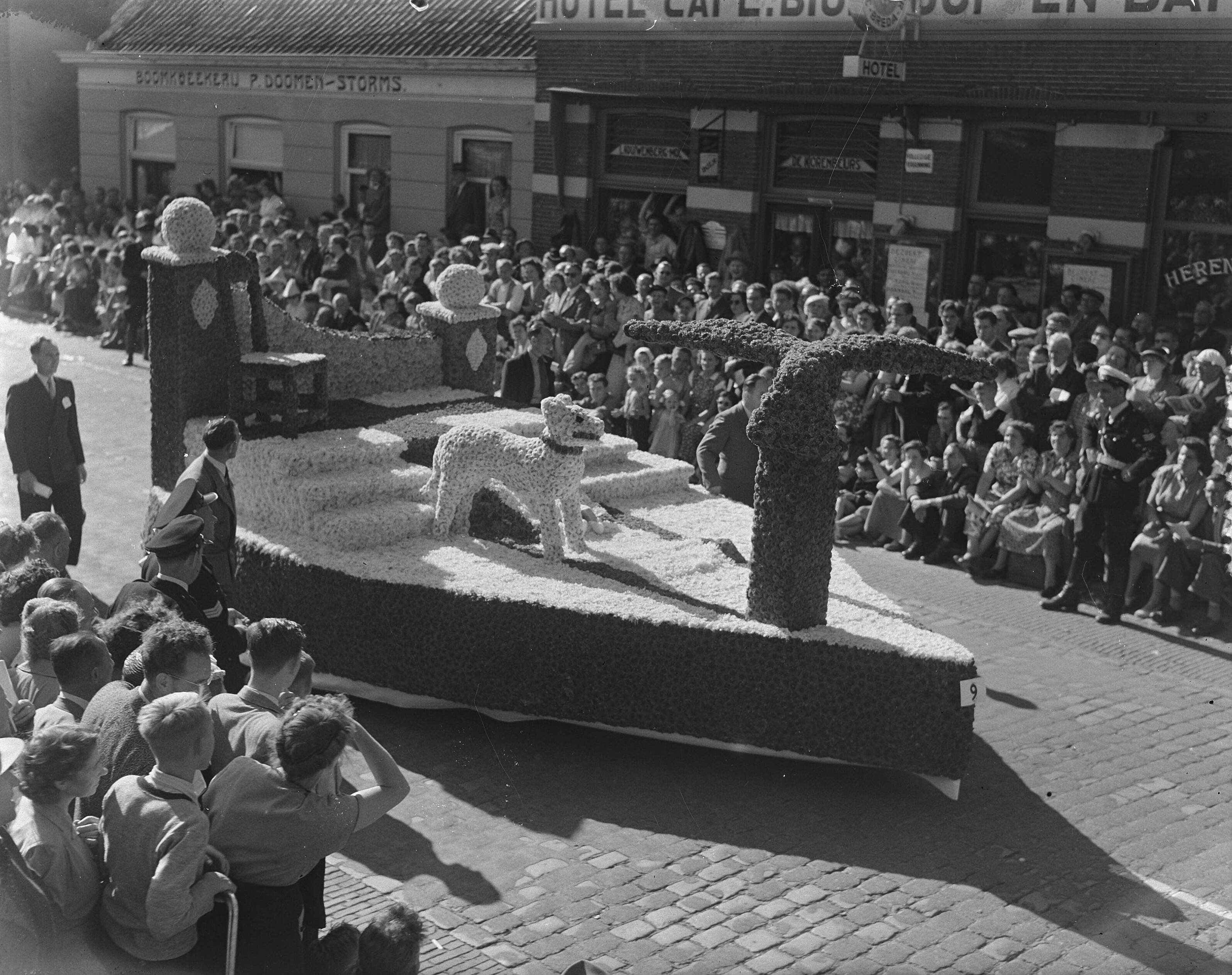 Bloemencorso Zundert. Praalwagens — Foto: Duinen, H. van / Anefo. — Licentie: Set B: Rechtenvrij / Publiek Domein. Bron: Nationaal Archief. http://hdl.handle.net/10648/a9129b28-d0b4-102d-bcf8-003048976d84