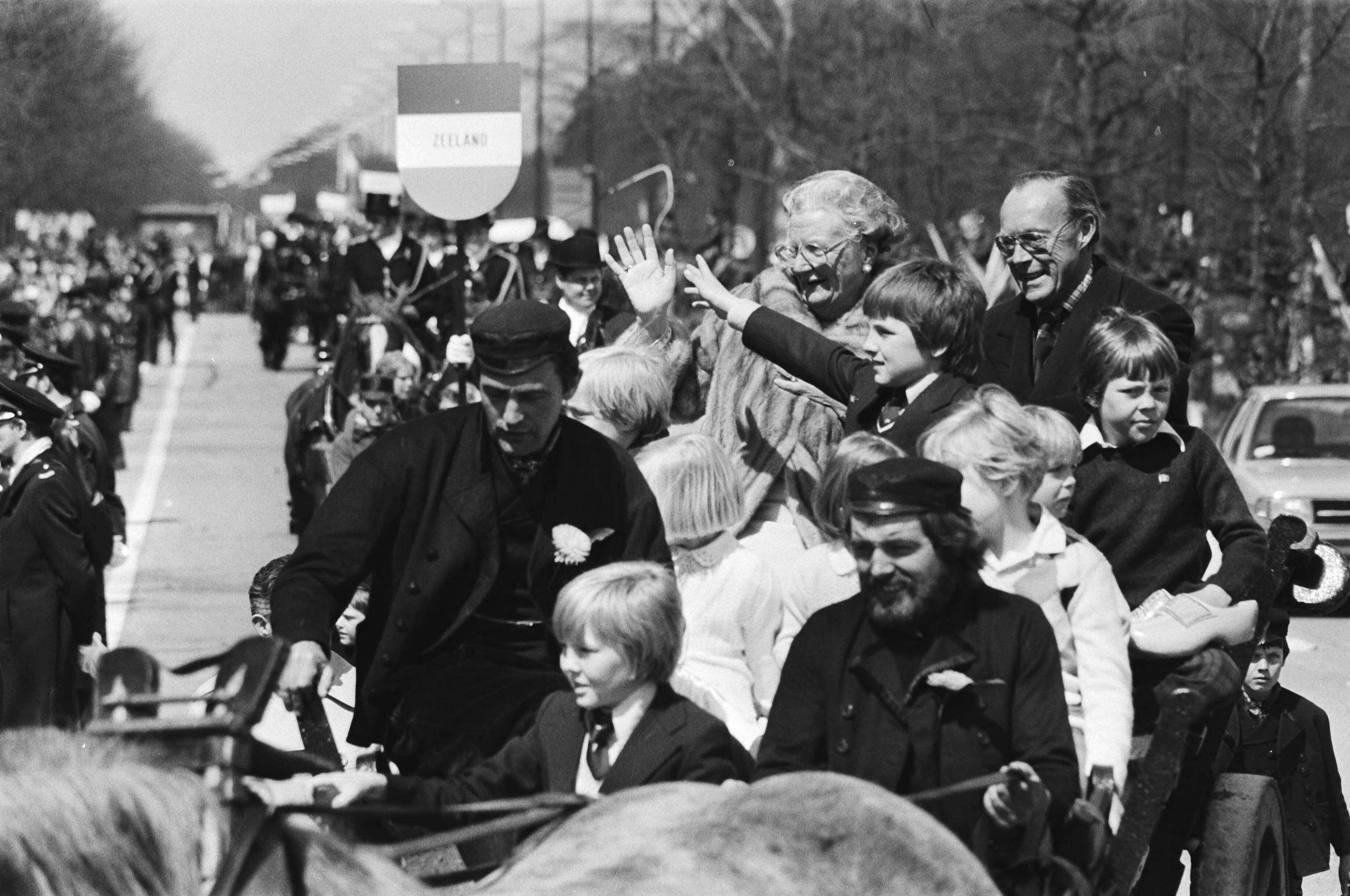 Defilé Soestdijk — Rijtoer op een boerenwagen, aan de leidsels Prins Willem Alexander , daar achter Prins Constantijn, prins Friso, HM en Prins Bernhard — Foto: Croes, Rob C. / Anefo. Licentie: Set B: Rechtenvrij / Publiek Domein. Bron: Nationaal Archief. http://hdl.handle.net/10648/acc915f8-d0b4-102d-bcf8-003048976d84