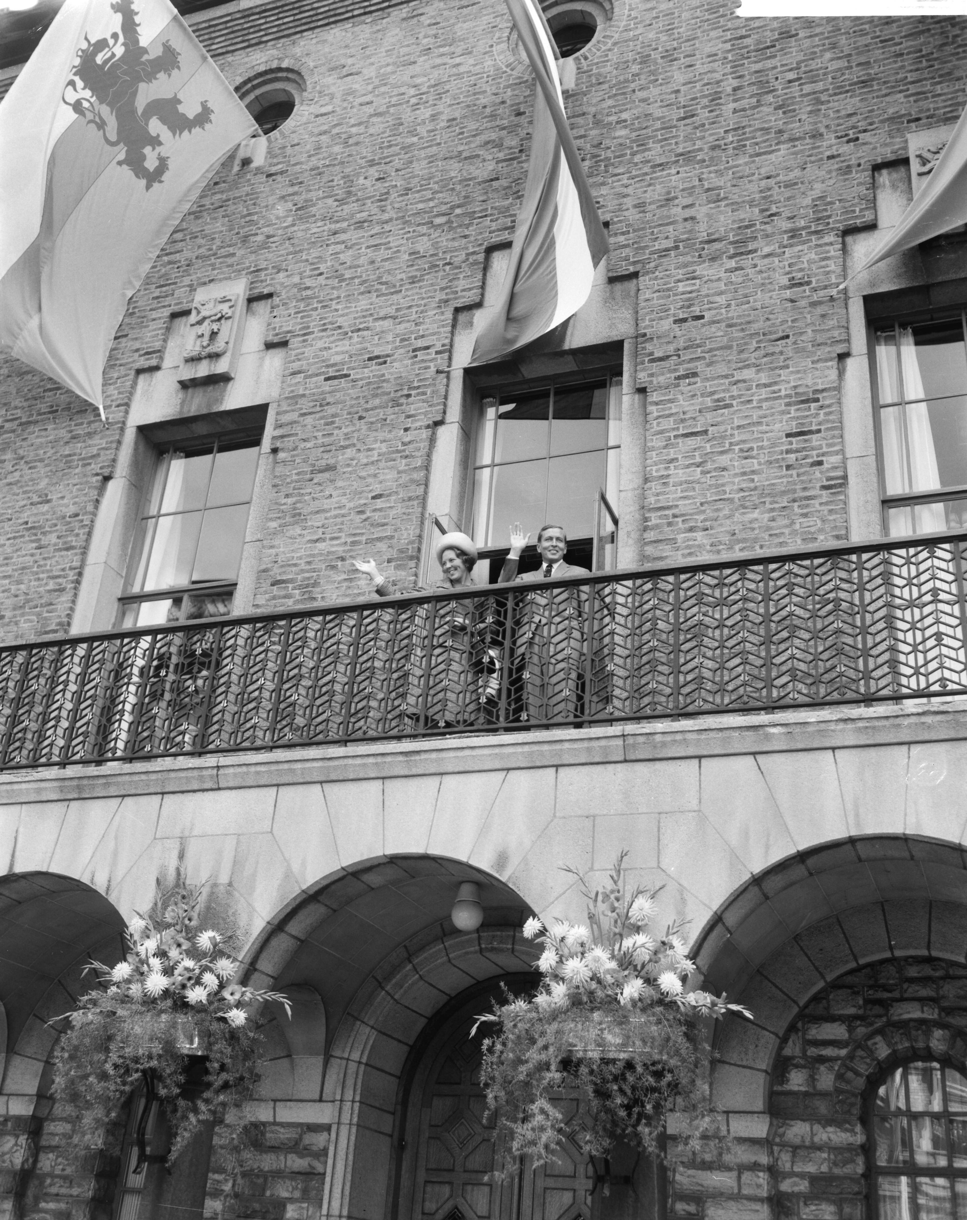 Fotocollectie Anefo — Prinses Beatrix en haar verloofde Claus von Amsberg brachten bezoek aan Maastricht, het paar op het balkon van het Gouvernementsgebouw — Foto: Bilsen, Joop van / Anefo. Licentie: Set B: Rechtenvrij / Publiek Domein. Bron: Nationaal Archief. http://hdl.handle.net/10648/aabfad4e-d0b4-102d-bcf8-003048976d84