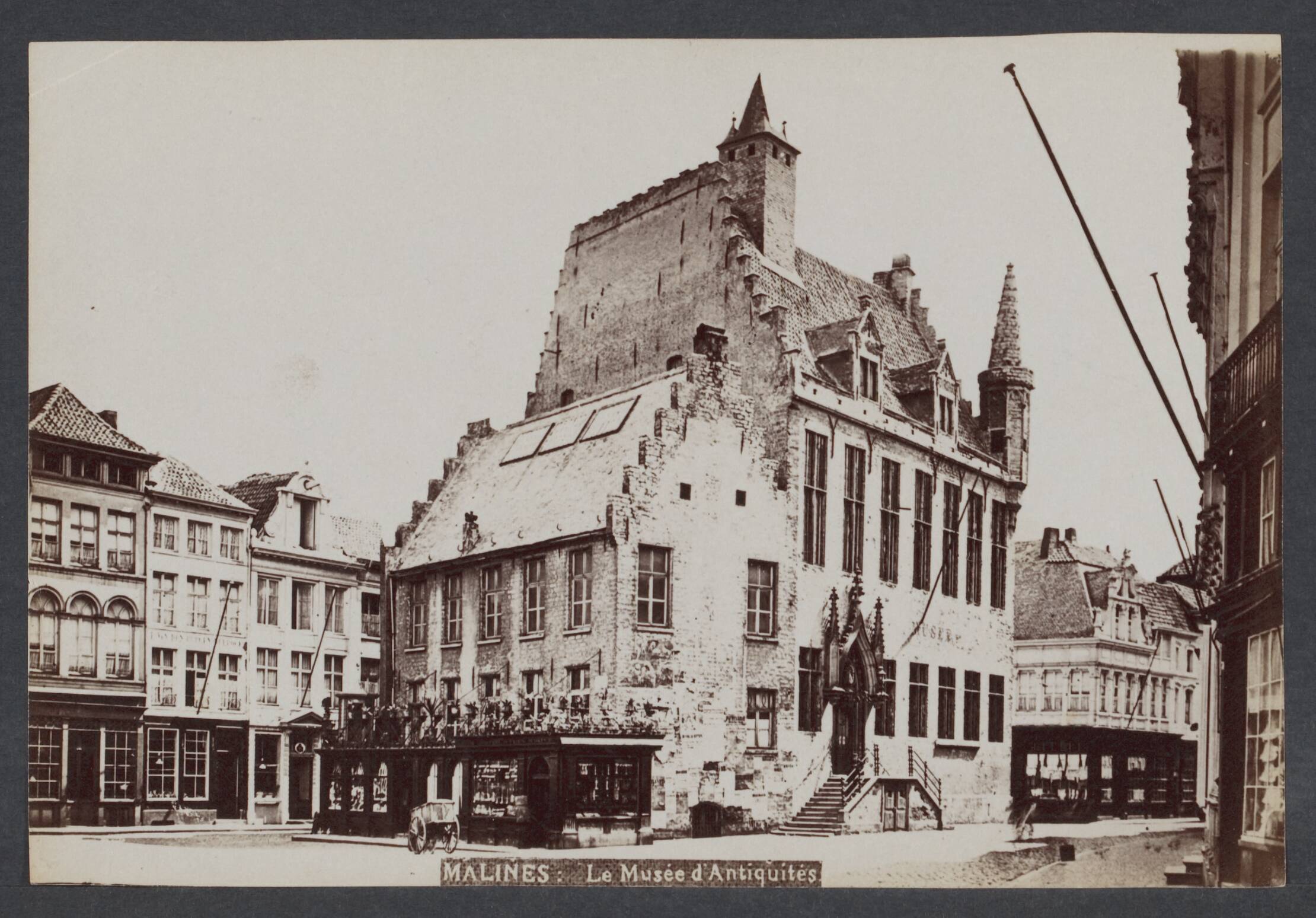 Mechelen — Mechelen. Schepenhuis: gevel aan de Grote Markt — Foto: Onbekend / Publiek Domein of Rechtenvrij. Licentie: Set B: Rechtenvrij / Publiek Domein. Bron: Nationaal Archief. http://hdl.handle.net/10648/0b2ffdc0-07fe-bb0c-b8a2-90ea31e492b2
