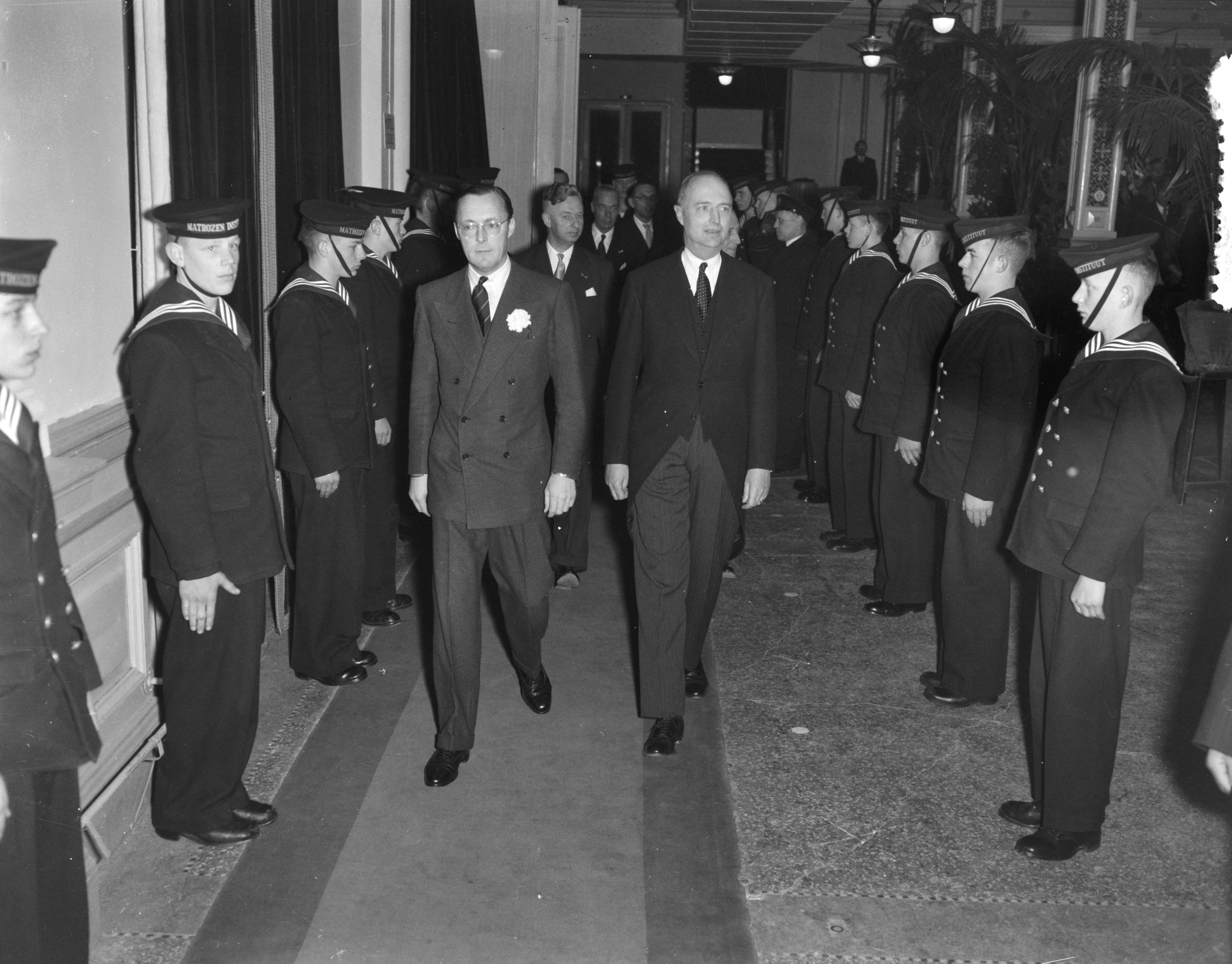 Fotocollectie Anefo — Viering gouden jubileum (50-jarig bestaan) van de Nederlandsche Reedersvereniging in het Kurhaus te Scheveningen, in aanwezigheid van prins Bernhard. De prins loopt door een erehaag van Pollux-jongens. Rechts de voorzitter van de vereniging, B.E. Ruys. Achter hen minister mr. J. Algera — Foto: Pot, Harry / Anefo. Licentie: Set B: Rechtenvrij / Publiek Domein. Bron: Nationaal Archief. http://hdl.handle.net/10648/a93130e2-d0b4-102d-bcf8-003048976d84