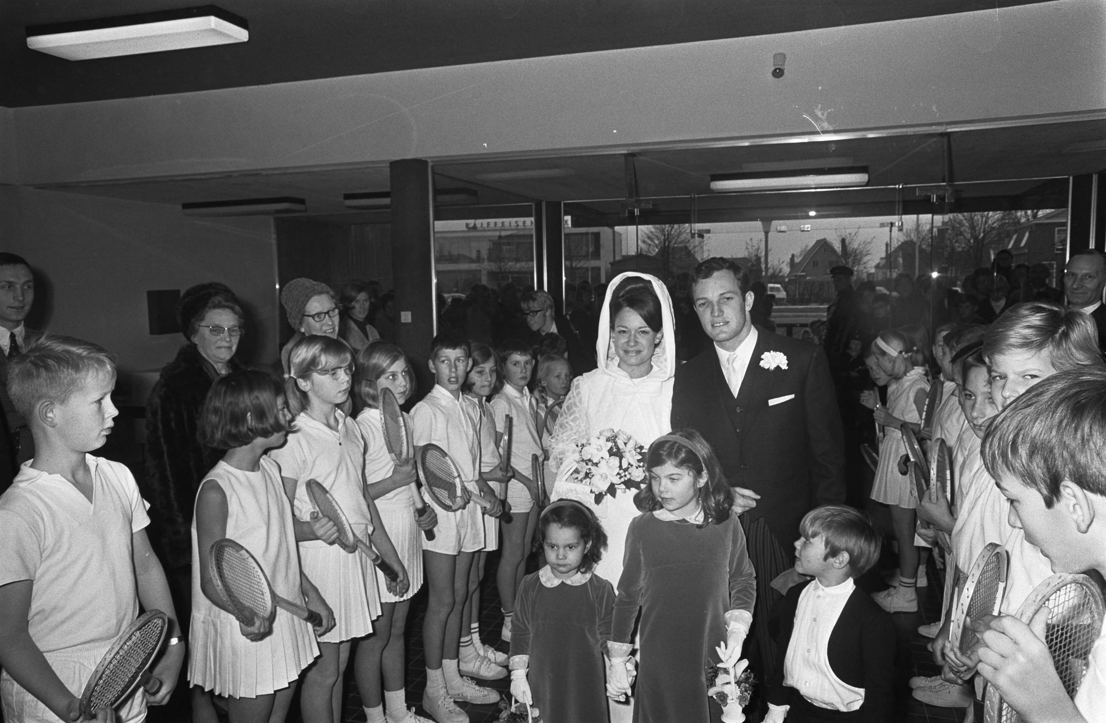 Fotocollectie Anefo — Huwelijk Tom Okker met Annemarie Wanschers te Hazerswoude — Foto: Evers, Joost / Anefo. Licentie: Set B: Rechtenvrij / Publiek Domein. Bron: Nationaal Archief. http://hdl.handle.net/10648/ab58fbac-d0b4-102d-bcf8-003048976d84