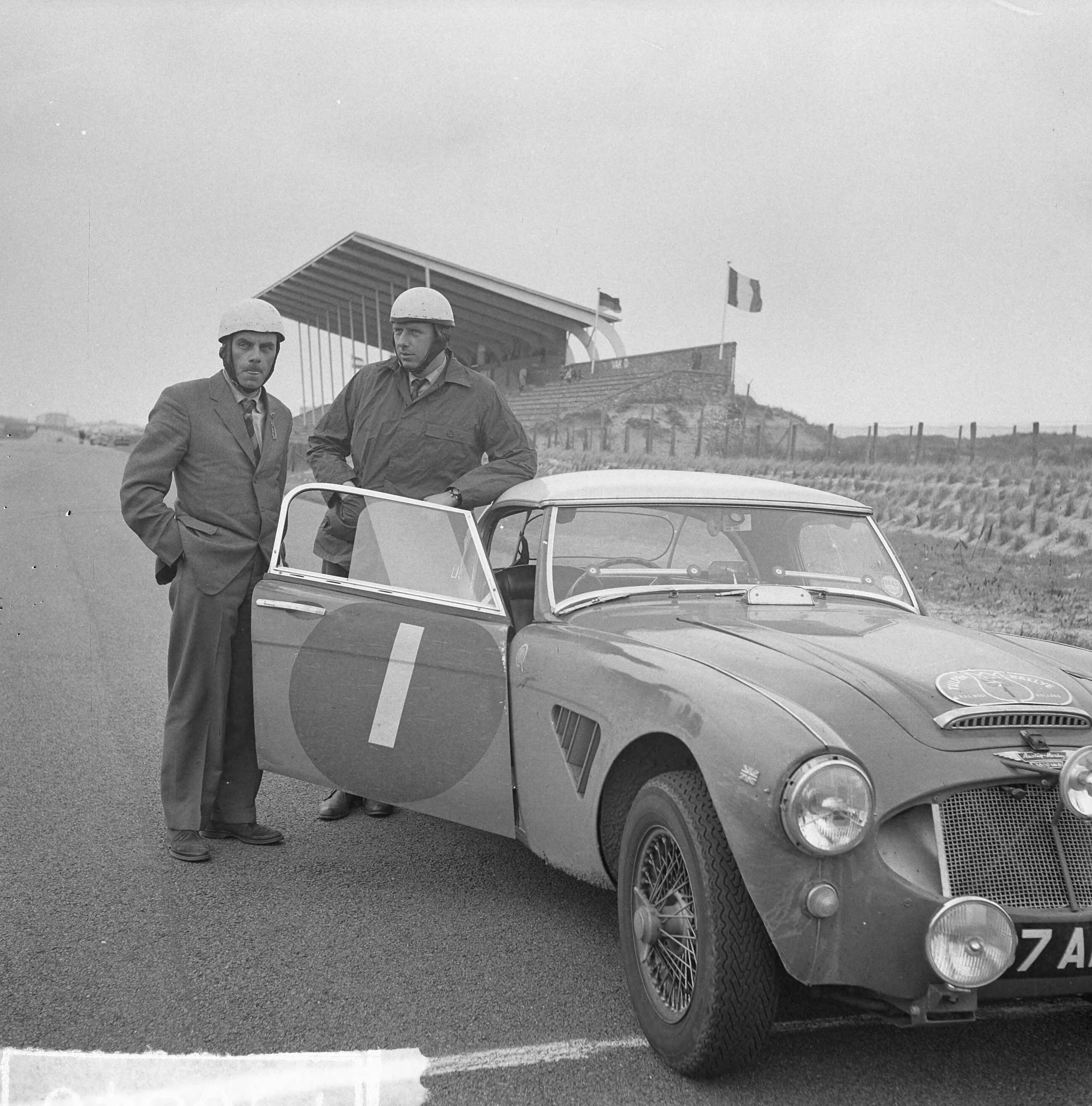 Tulpenrallye 1963 — Tulpenrallye 1963. Donald en Erle Morley (Engeland) bij hun Austin-Healey 3000mkii — Foto: Nijs, Jac. de / Anefo. Licentie: Set B: Rechtenvrij / Publiek Domein. Bron: Nationaal Archief. http://hdl.handle.net/10648/aa33da1c-d0b4-102d-bcf8-003048976d84