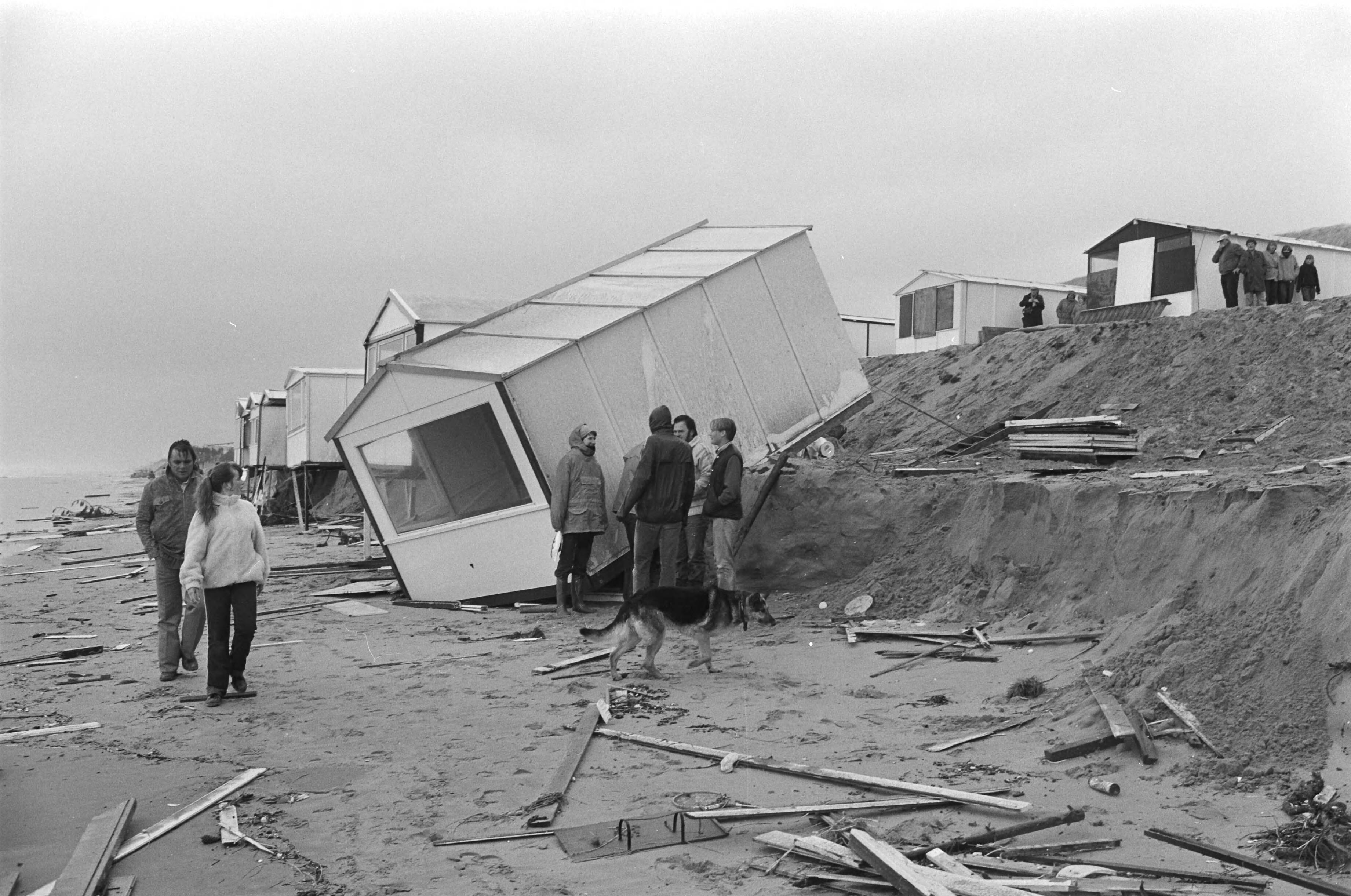Fotocollectie Anefo — Storm verwoest huisjes langs strand (Zandvoort); grote ravage op Zandvoort — Foto: Suyk, Koen / Anefo. Licentie: Set B: Rechtenvrij / Publiek Domein. Bron: Nationaal Archief. http://hdl.handle.net/10648/acde858c-d0b4-102d-bcf8-003048976d84