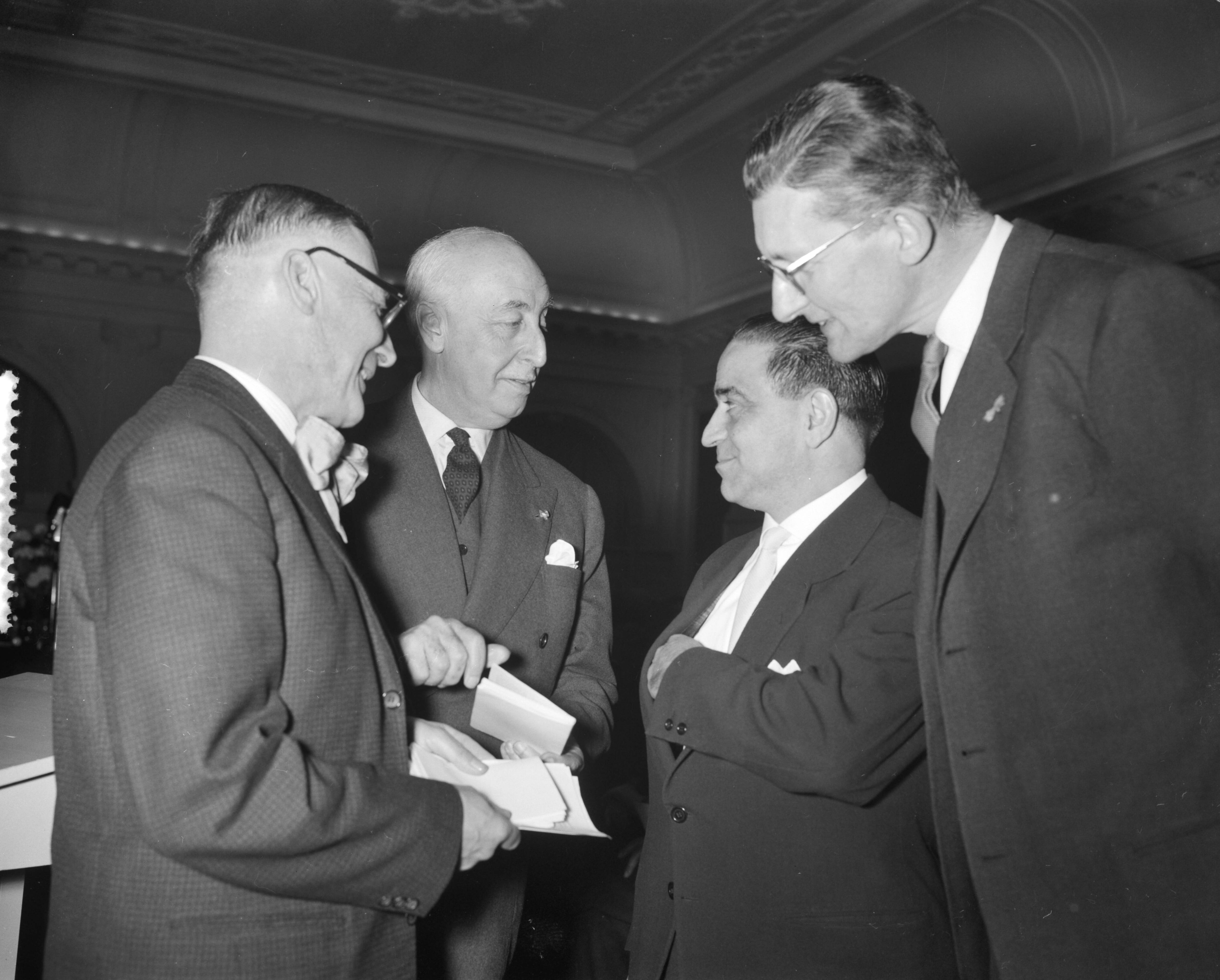 Fotocollectie Anefo — Uitreiking van de Martinus Nijhoffprijs van het Prins Bernhardfonds in de raadzaal van het oude stadhuis van Den Haag aan de Spanjaard Francisco Carrasquer voor zijn vertalingen van Nederlandse poëzie. Vlnr. Antoon Coolen, de Spaanse ambassadeur de hertog van Bueno, Francisco Carrasquer en de voorzitter van het Prins Bernhardfonds prof. mr. G.J. Wiarda — Foto: Bilsen, Joop van / Anefo. Licentie: Set B: Rechtenvrij / Publiek Domein. Bron: Nationaal Archief. http://hdl.handle.net/10648/a9a687de-d0b4-102d-bcf8-003048976d84
