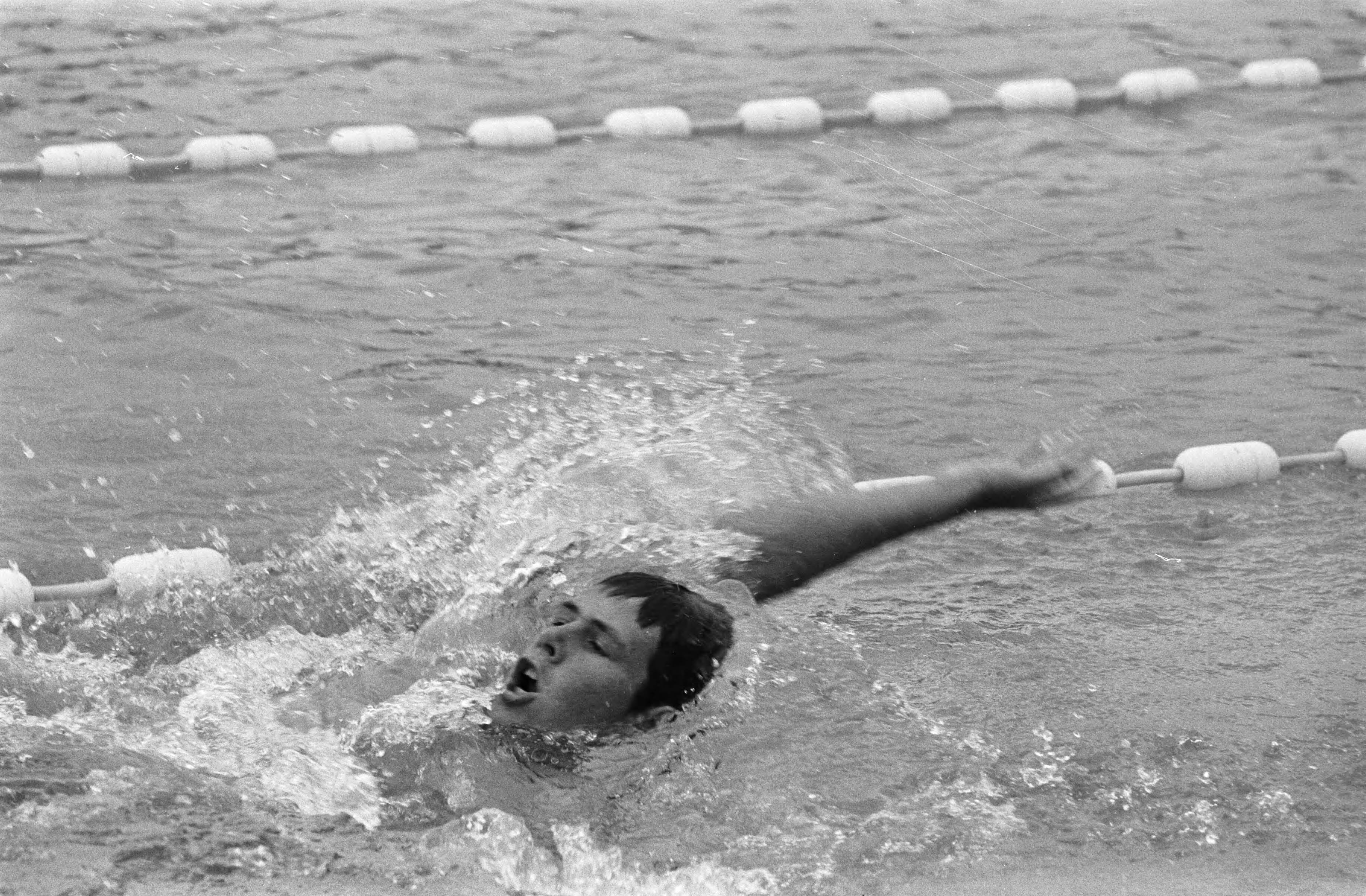 Nederlandse Zwemkampioenschappen te Breda — Roger van Hamburg in actie — Foto: Fotograaf Onbekend / Anefo. Licentie: Set B: Rechtenvrij / Publiek Domein. Bron: Nationaal Archief. http://hdl.handle.net/10648/ab745758-d0b4-102d-bcf8-003048976d84