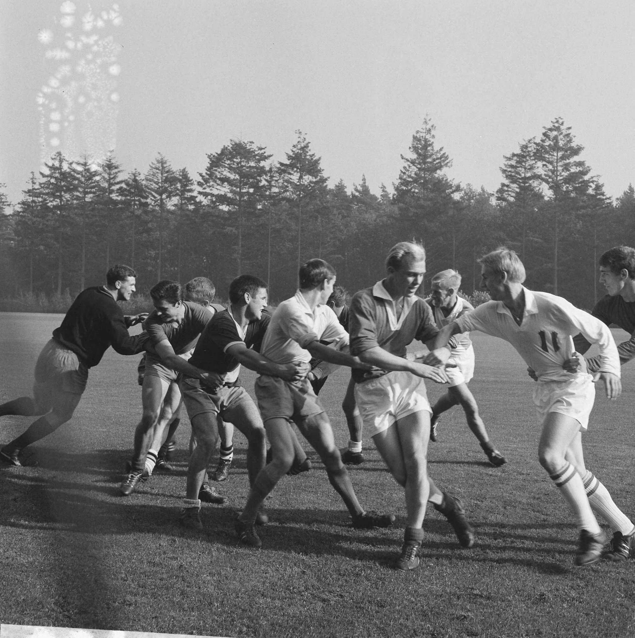 Fotocollectie Anefo — Training van Jong Oranje te Zeist. Enkele van de spelers tijdens de training — Foto: Kroon, Ron / Anefo. Licentie: Set B: Rechtenvrij / Publiek Domein. Bron: Nationaal Archief. http://hdl.handle.net/10648/aac44dd6-d0b4-102d-bcf8-003048976d84