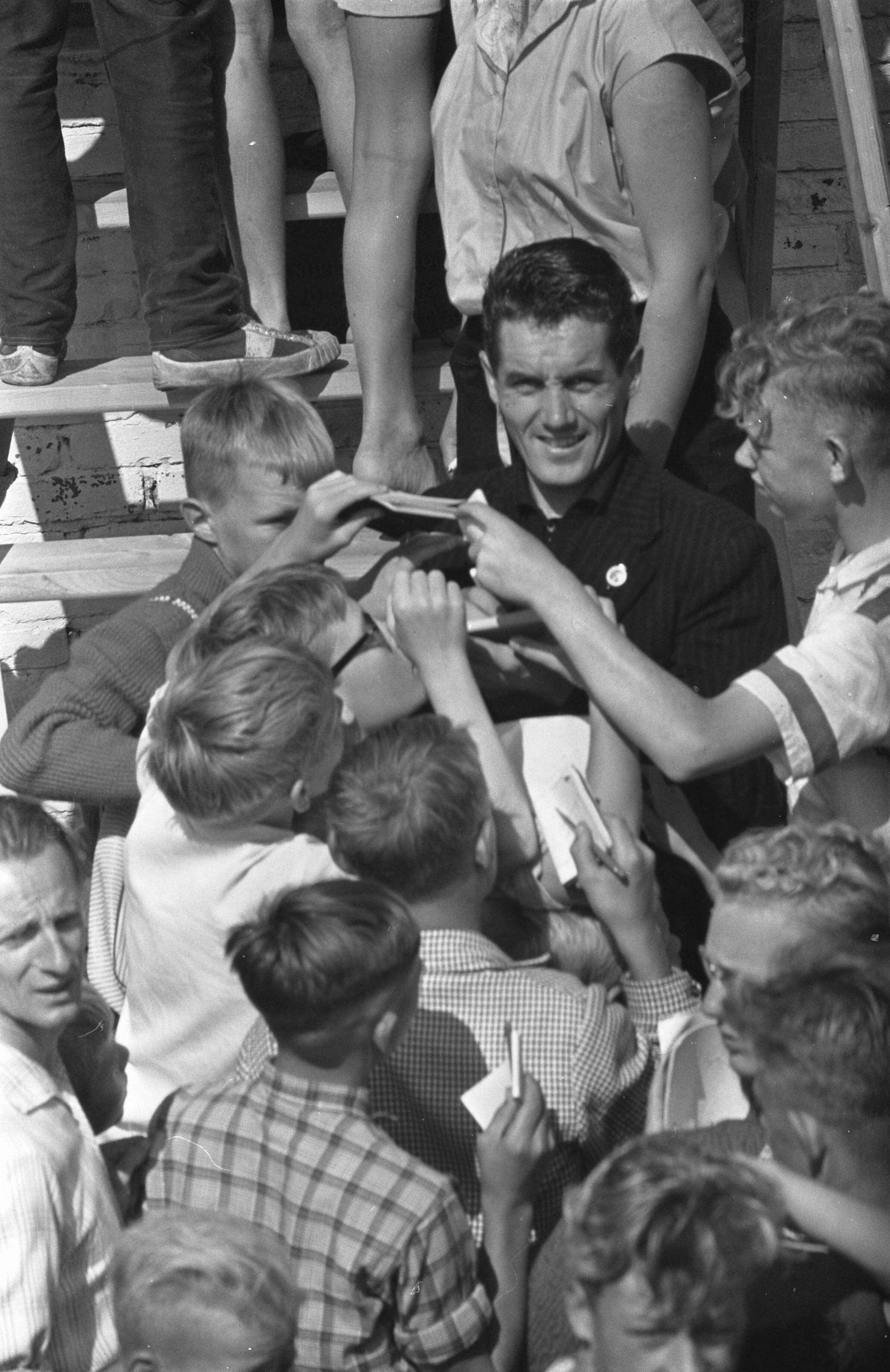 Fotocollectie Anefo — Voorbereidingen voor wereldkampioenschappen op de weg in Zandvoort. Piet Damen deelt handtekeningen uit — Foto: Bilsen, Joop van / Anefo. Licentie: Set B: Rechtenvrij / Publiek Domein. Bron: Nationaal Archief. http://hdl.handle.net/10648/a99b114c-d0b4-102d-bcf8-003048976d84