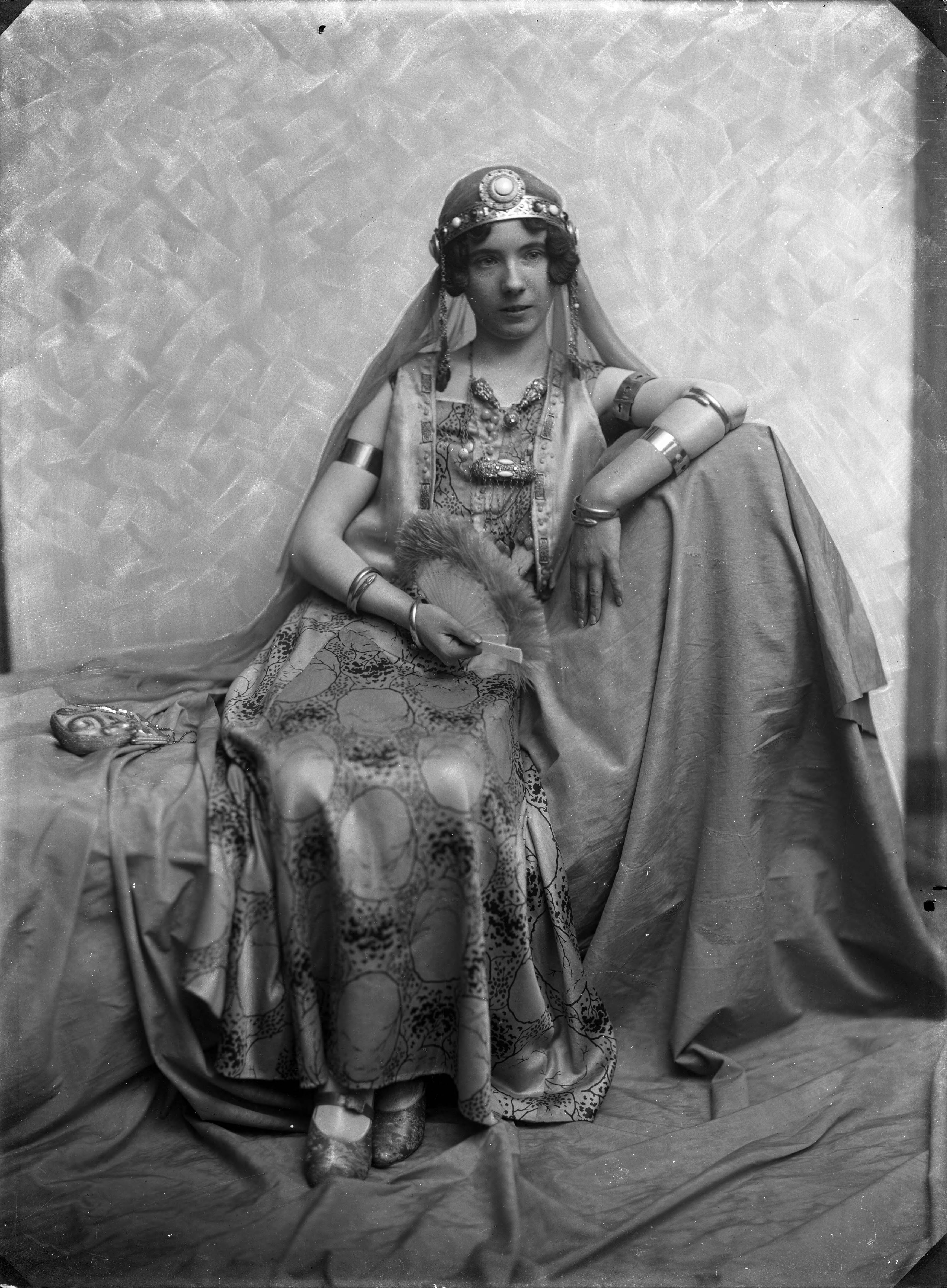 Berg, van den (BERG 050) — Studio-opname van een vrouw zittend op een bank in een Cleopatra- outfit geschikt voor een maskeradebal. W. Loerakker. Haarlem-Nederland 1918-1930. — Foto: Berg, Th.C.J. van den / Spaarnestad Photo (05887). Licentie: Set B: Rechtenvrij / Publiek Domein. Bron: Nationaal Archief. http://hdl.handle.net/10648/35429da7-c551-a382-e063-6df0900a6686