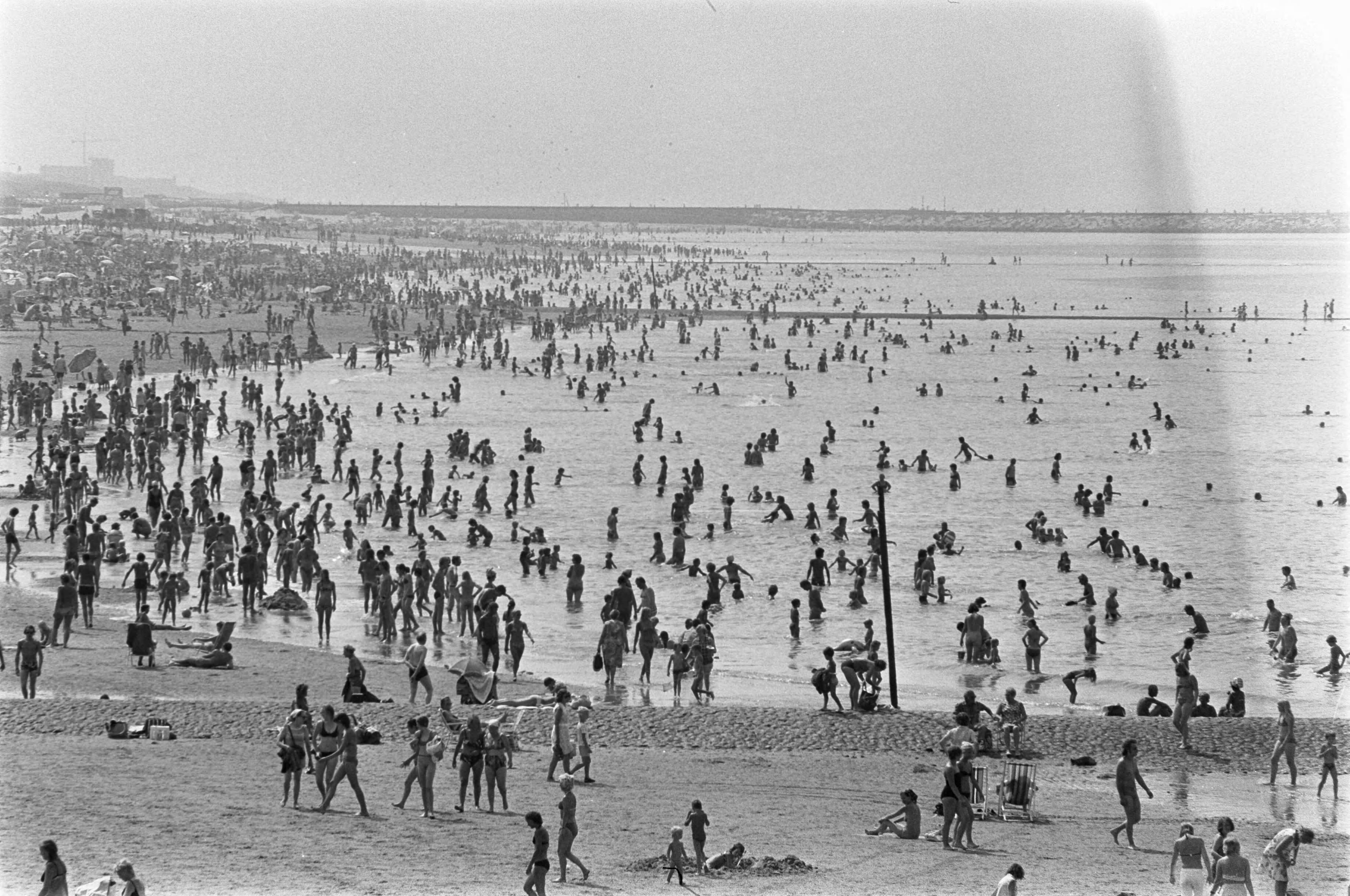 Hittegolf in Scheveningen — Drukte op het strand — Foto: Verhoeff, Bert / Anefo. Licentie: Set B: Rechtenvrij / Publiek Domein. Bron: Nationaal Archief. http://hdl.handle.net/10648/ac6f302e-d0b4-102d-bcf8-003048976d84