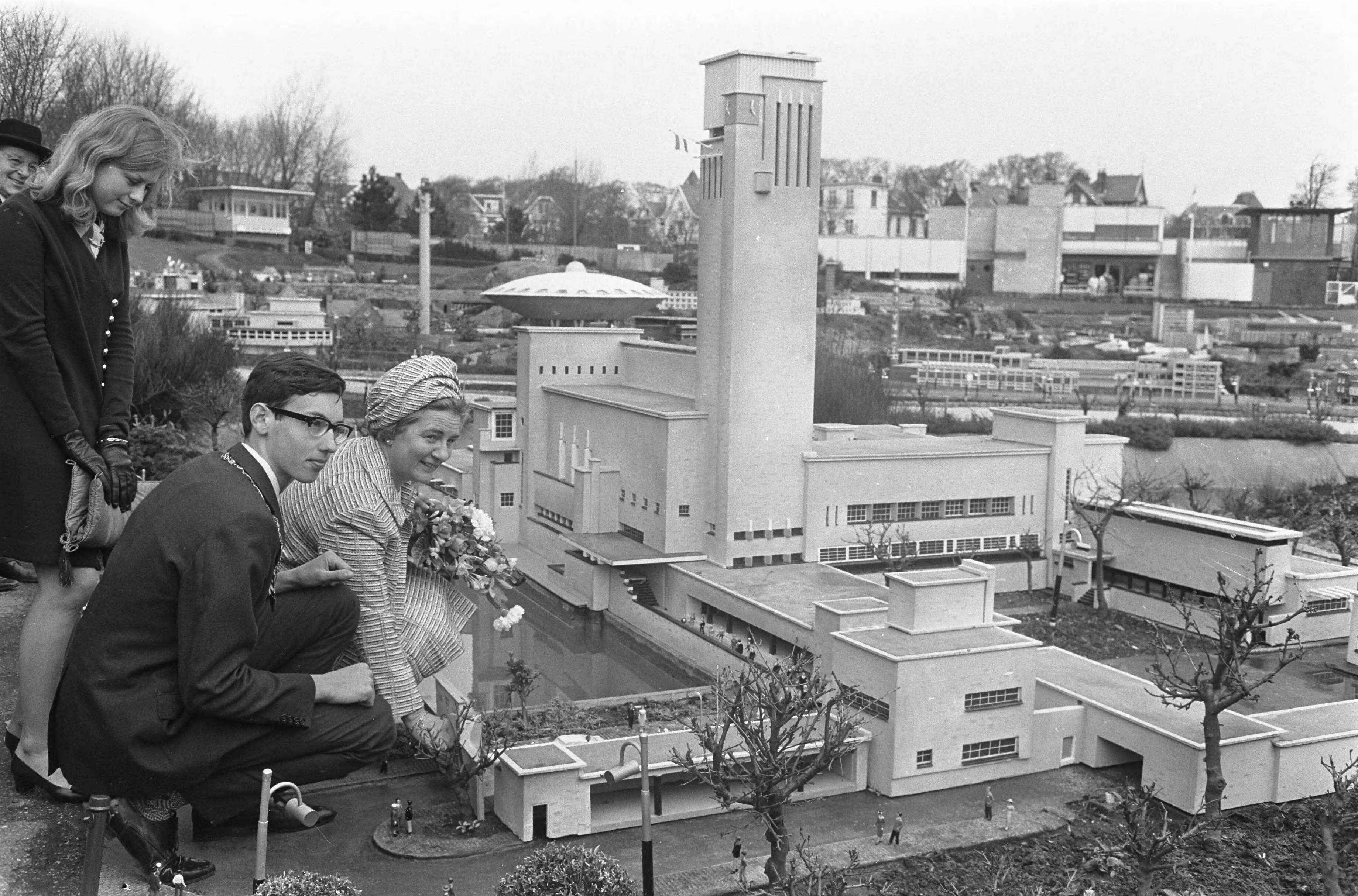 Fotocollectie Anefo — Mevrouw Marijnen , echtgenote van burgemeester Den Haag opent Madurodam, links Jan Willem van Holten , loco-burgemeester van Madurodam — Foto: Koch, Eric / Anefo. Licentie: Set B: Rechtenvrij / Publiek Domein. Bron: Nationaal Archief. http://hdl.handle.net/10648/ab6434fe-d0b4-102d-bcf8-003048976d84