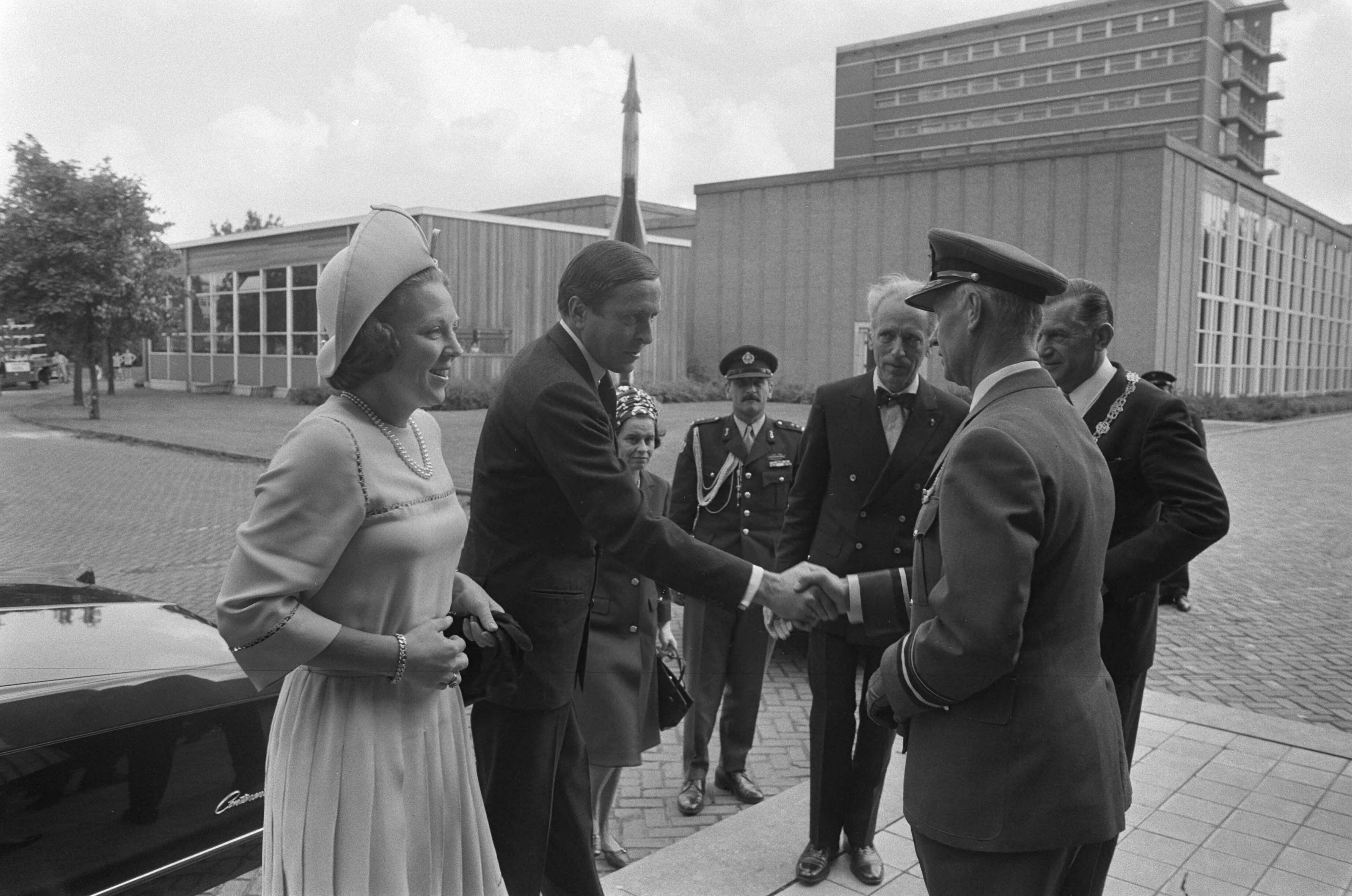 Prinses Beatrix en Prins Claus bij Expoge congres in K Breda — Prinses Beatrix en prins Claus worden bij aankomst begroet — Foto: Fotograaf Onbekend / Anefo. Licentie: Set B: Rechtenvrij / Publiek Domein. Bron: Nationaal Archief. http://hdl.handle.net/10648/abc35876-d0b4-102d-bcf8-003048976d84