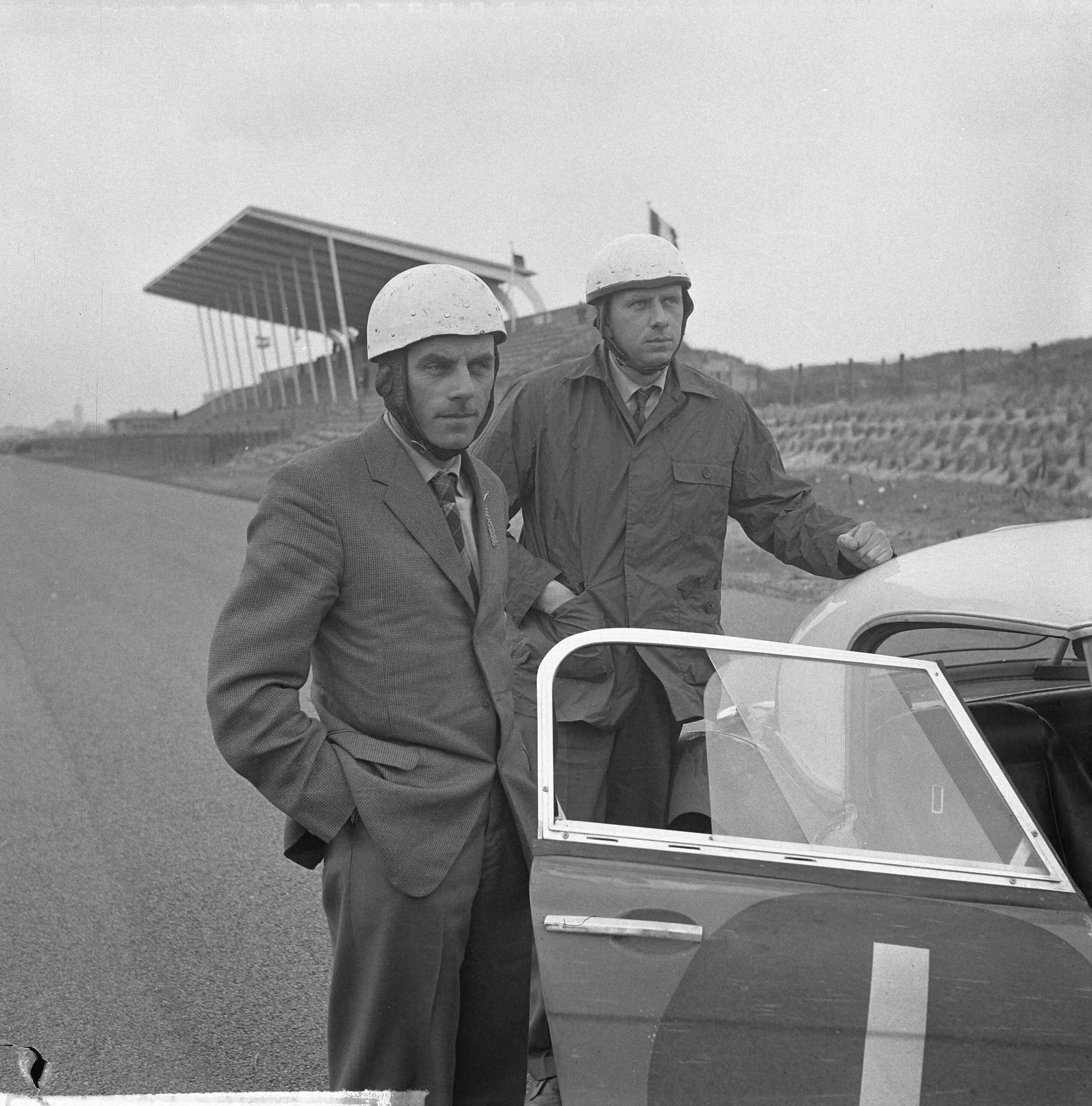 Tulpenrallye 1963 — Tulpenrallye 1963. Donald en Erle Morley (Engeland) bij hun Austin-Healey 3000mkii — Foto: Nijs, Jac. de / Anefo. Licentie: Set B: Rechtenvrij / Publiek Domein. Bron: Nationaal Archief. http://hdl.handle.net/10648/aa33d706-d0b4-102d-bcf8-003048976d84