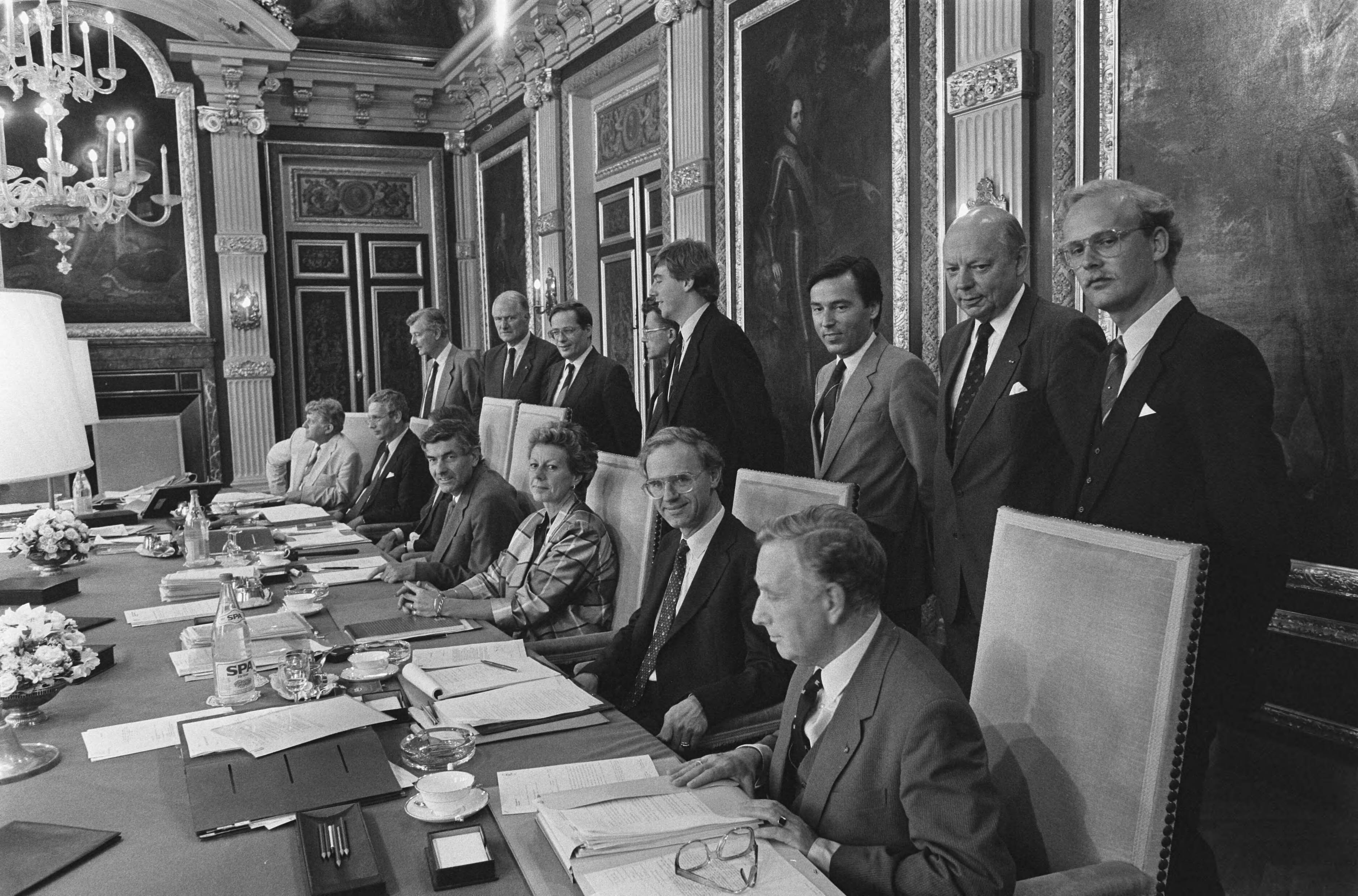 Fotocollectie Anefo — Eerste ministerraadsvergadering van Kabinet Lubbers II in Trevezaal in Den Haag ; nr. 18 : Kab. Lubbers II aan tafel in Trevezaal, rechts st. adj. secr. v.d. — Foto: Croes, Rob C. / Anefo. Licentie: Set B: Rechtenvrij / Publiek Domein. Bron: Nationaal Archief. http://hdl.handle.net/10648/ad55741c-d0b4-102d-bcf8-003048976d84