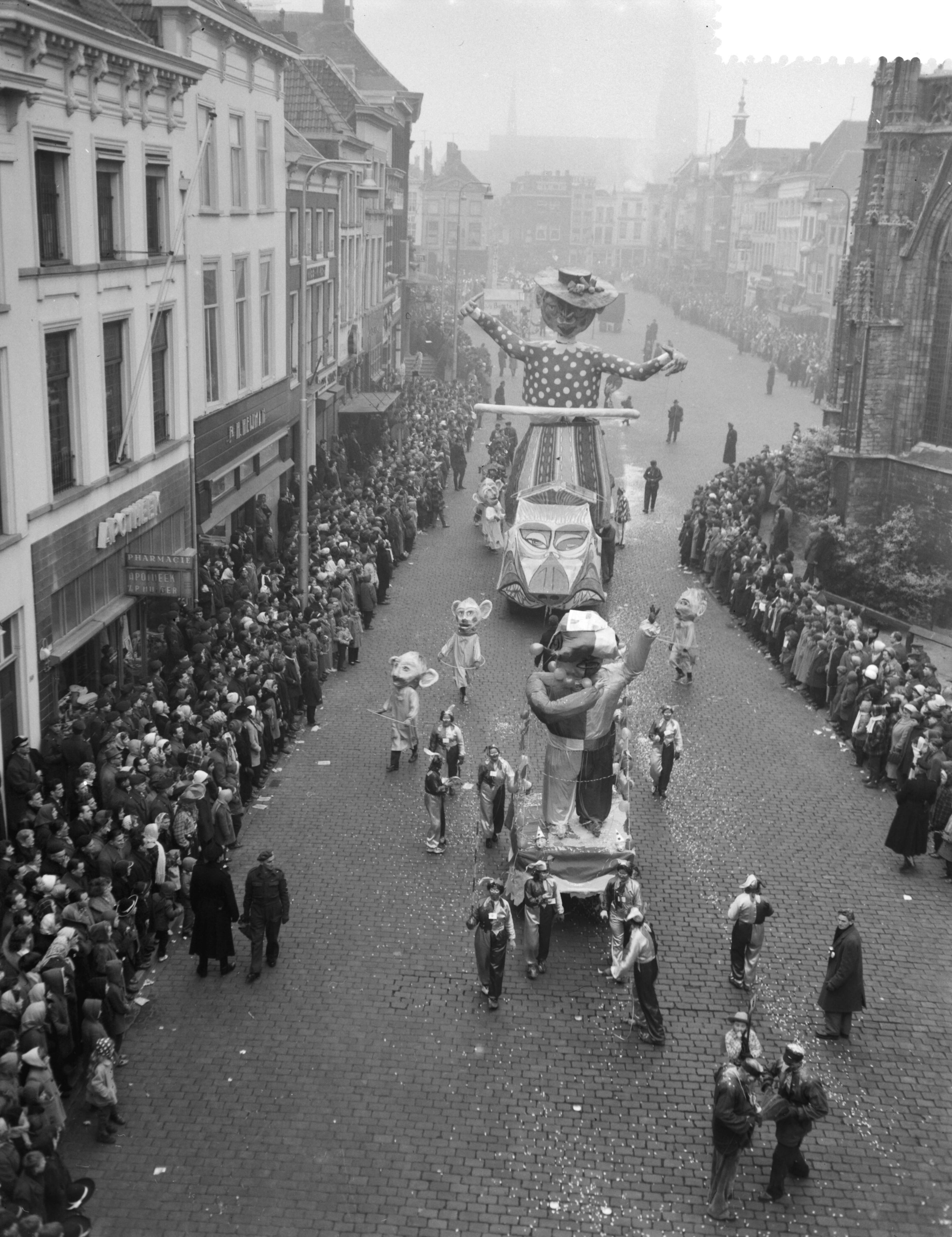 Fotocollectie Anefo — Carnaval in Breda (Kielegat) — Foto: Rossem, Wim van / Anefo. Licentie: Set B: Rechtenvrij / Publiek Domein. Bron: Nationaal Archief. http://hdl.handle.net/10648/a98d8f4a-d0b4-102d-bcf8-003048976d84