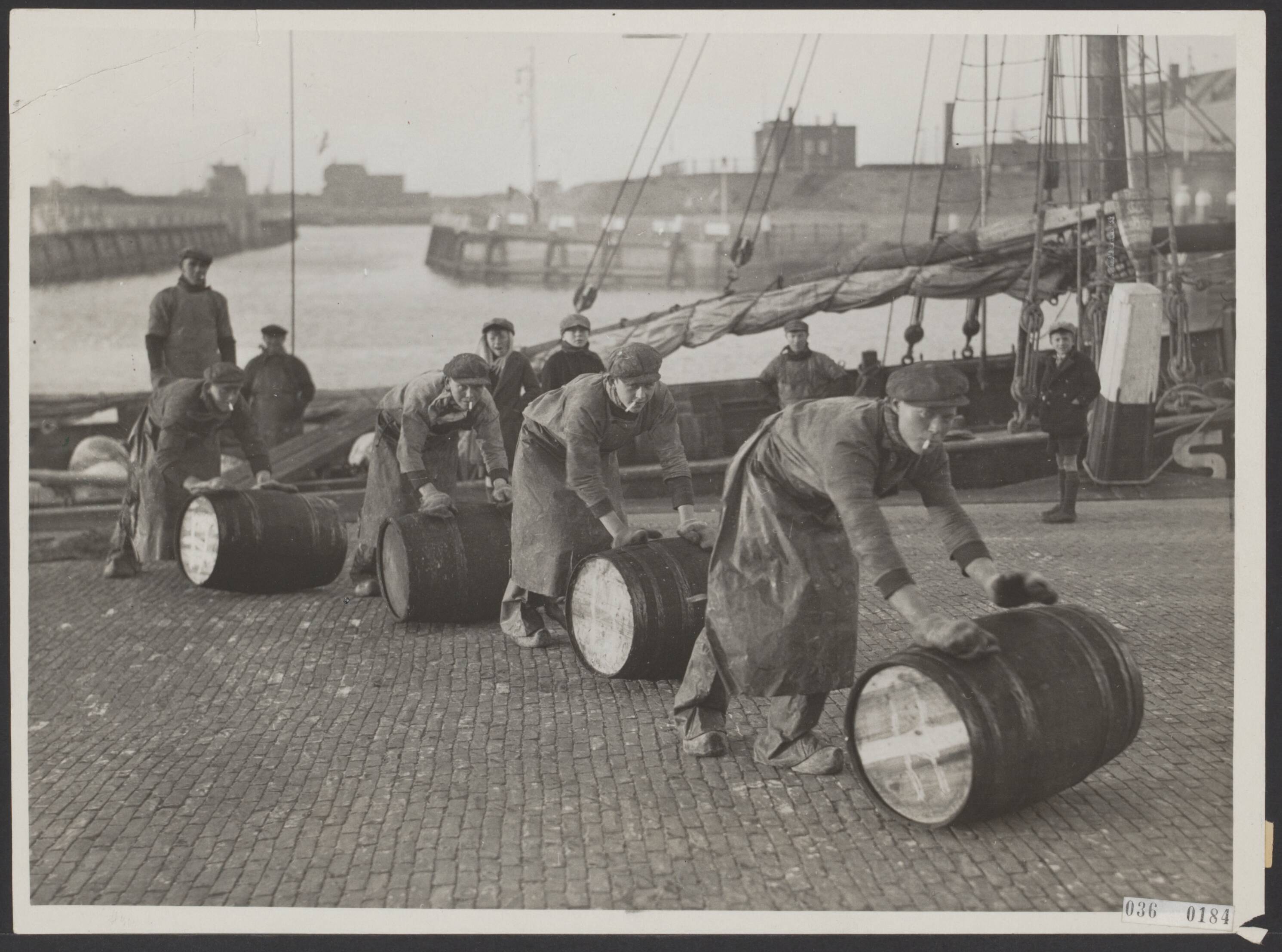 Fotocollectie Elsevier Binnenland — [Scheveningse vissersvloot is teruggekeerd] De laatste tonnen zeebanket worden aan wal gebracht — Foto: N.V. Vereenigde Fotobureaux. Licentie: Set B: Rechtenvrij / Publiek Domein. Bron: Nationaal Archief. http://hdl.handle.net/10648/adec0d14-d0b4-102d-bcf8-003048976d84
