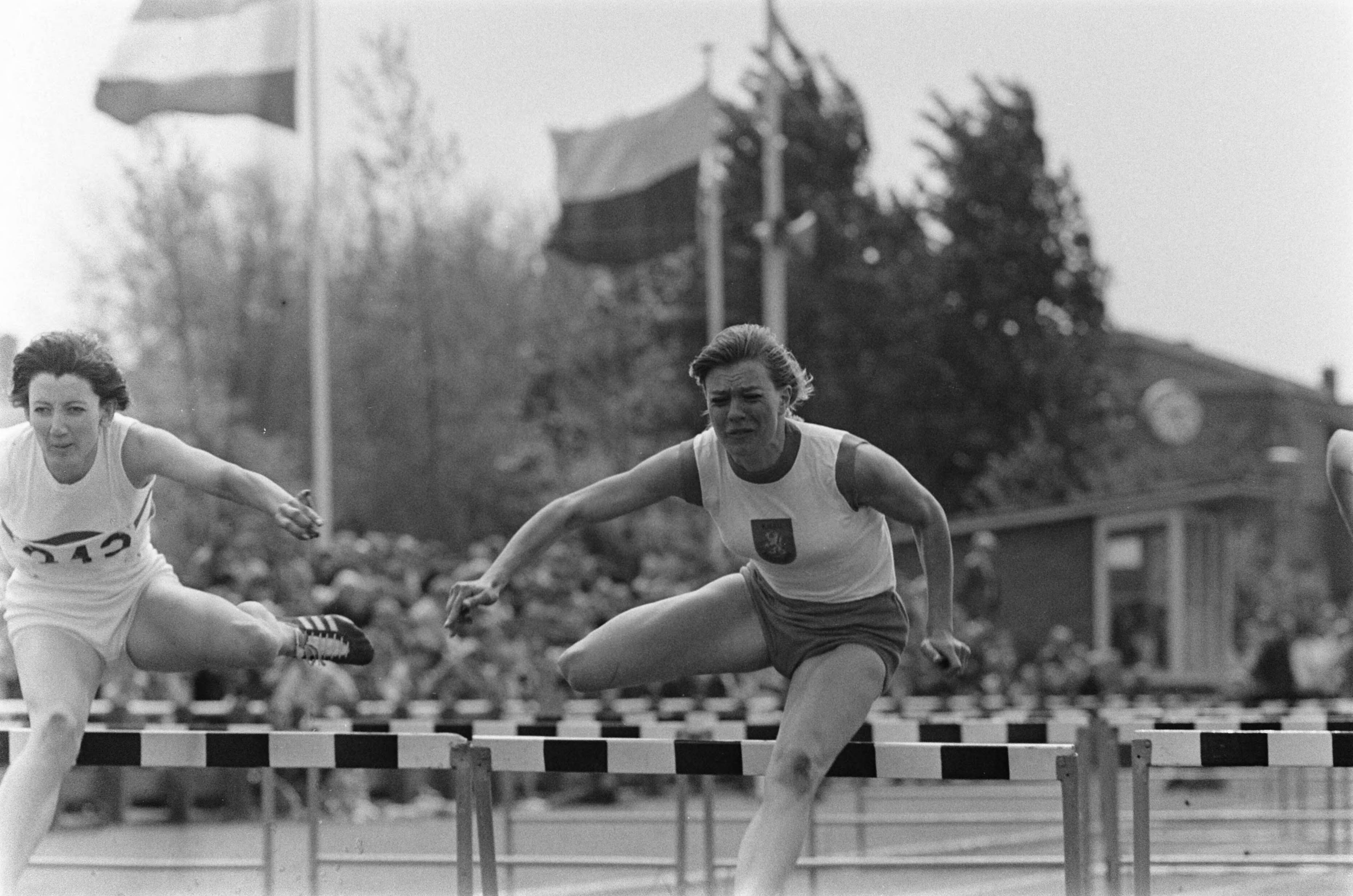 Fotocollectie Anefo — Dames atletiek Nederland tegen Engeland in Den Haag ; nr. 4: Mieke Sterk in aktie horden, nr. 5: Stans Brehm kop — Foto: Koch, Eric / Anefo. Licentie: Set B: Rechtenvrij / Publiek Domein. Bron: Nationaal Archief. http://hdl.handle.net/10648/ab97510e-d0b4-102d-bcf8-003048976d84