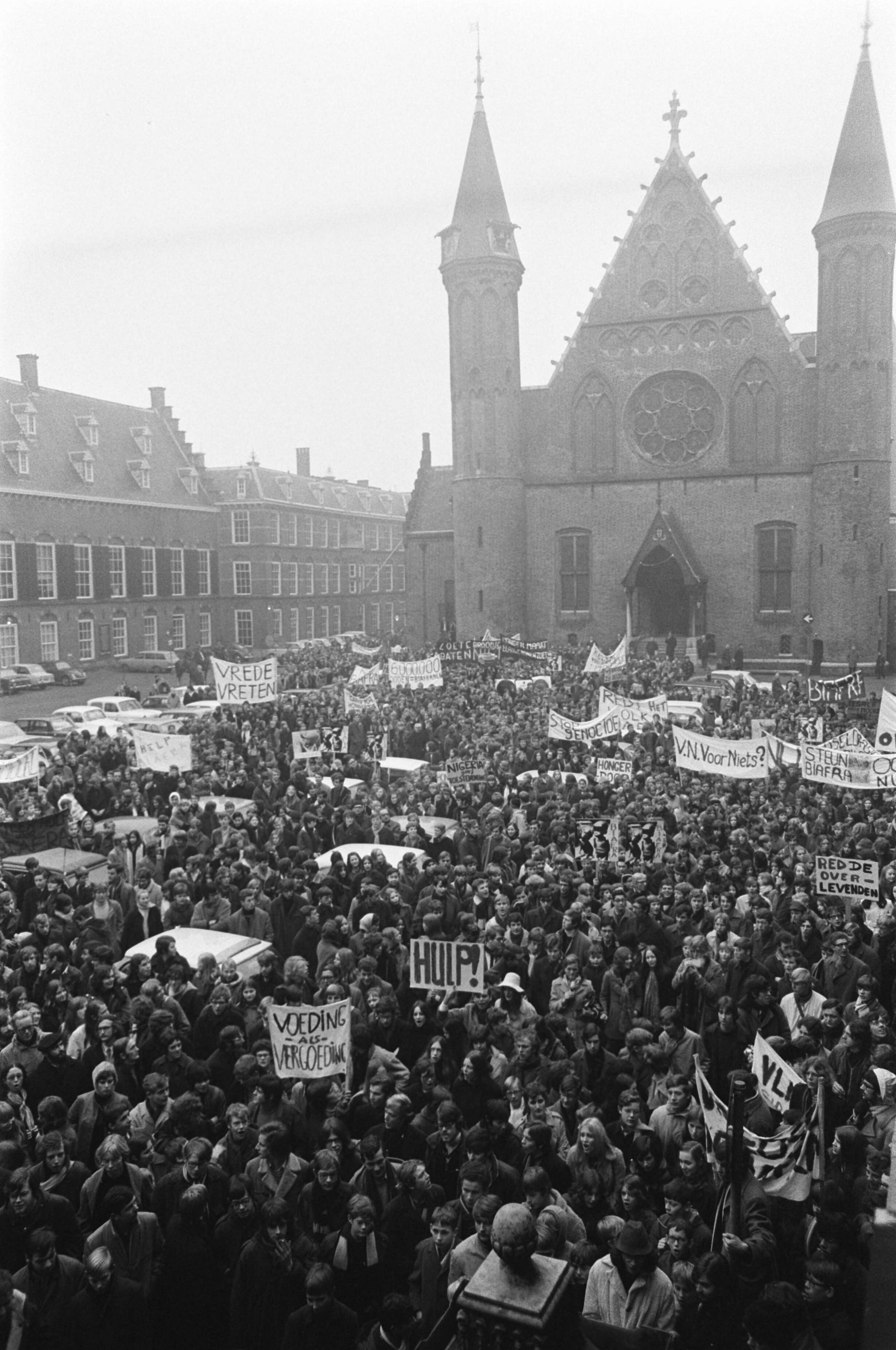 Fotocollectie Anefo — Protestmars van duizenden scholieren en studenten voor hulp aan Biafra, Den Haag . — Foto: Evers, Joost / Anefo. Licentie: Set B: Rechtenvrij / Publiek Domein. Bron: Nationaal Archief. http://hdl.handle.net/10648/ab896efe-d0b4-102d-bcf8-003048976d84