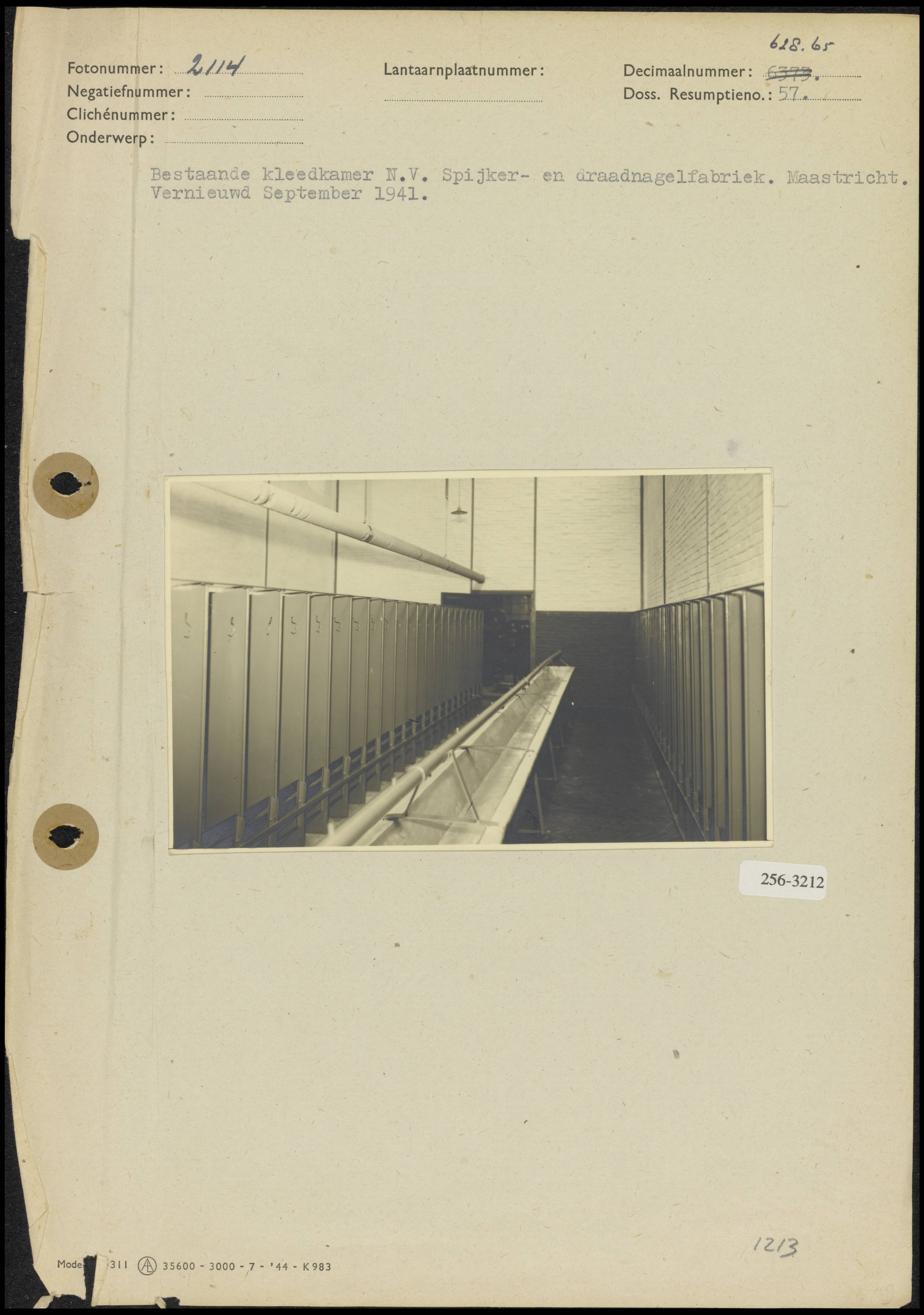 Kleedlokalen — Bestaande kleedkamer bij Maastrichtse Spijker- en Draadnagel-Fabriek Thomas Regout & Co te Maastricht; vernieuwd in september 1941 — Foto: Onbekend / Publiek Domein of Rechtenvrij. Licentie: Set B: Rechtenvrij / Publiek Domein. Bron: Nationaal Archief. http://hdl.handle.net/10648/b016127e-d0b4-102d-bcf8-003048976d84