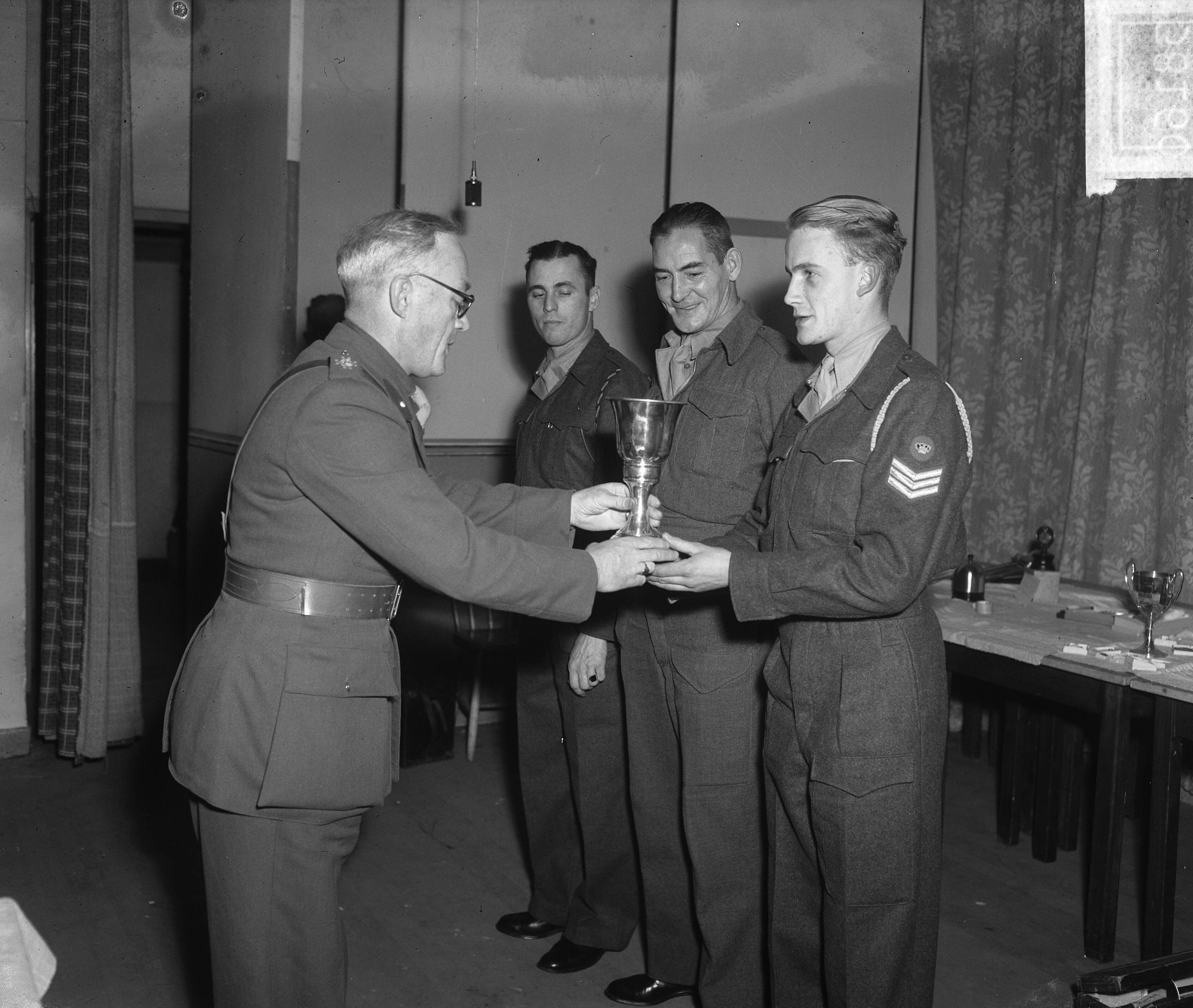 Fotocollectie Anefo — Schermen K.O.O.S. in Breda — Foto: Winterbergen, Rolf / Anefo. Licentie: Set B: Rechtenvrij / Publiek Domein. Bron: Nationaal Archief. http://hdl.handle.net/10648/a8d451c4-d0b4-102d-bcf8-003048976d84