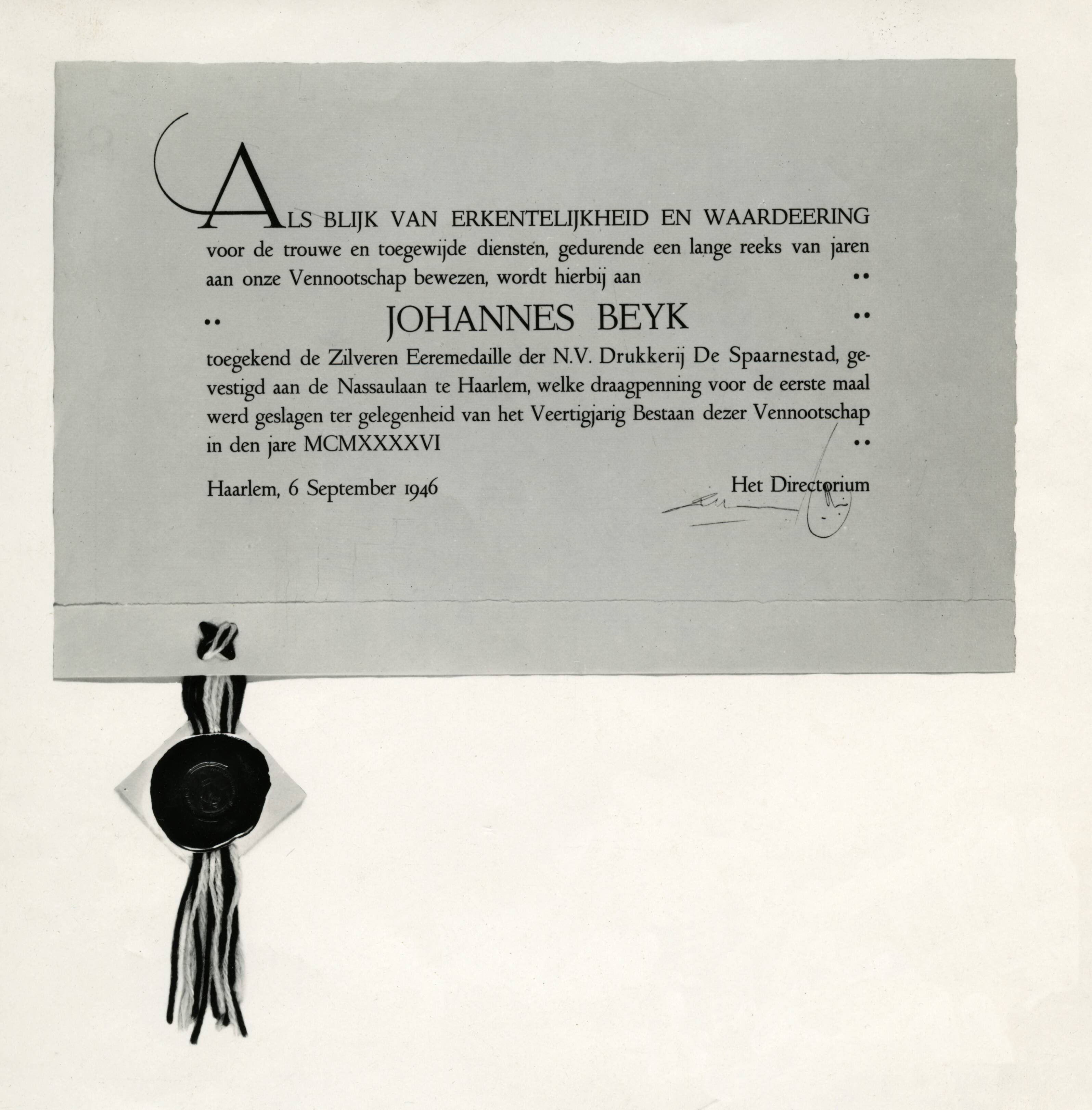 Collectie nader te bepalen — Oorkonde behorend bij de Zilveren Eremedaille der N.V. Drukkerij De Spaarnestad aan de Nassaulaan te Haarem, bestemd voor Johannes Beyk, t.g.v. het 40-jarig bestaan — Foto: Fotograaf Onbekend / Fotobureau onbekend / Spaarnestad Photo (05887). Licentie: Set B: Rechtenvrij / Publiek Domein. Bron: Nationaal Archief. http://hdl.handle.net/10648/35429da6-3917-a382-e063-6df0900a6686