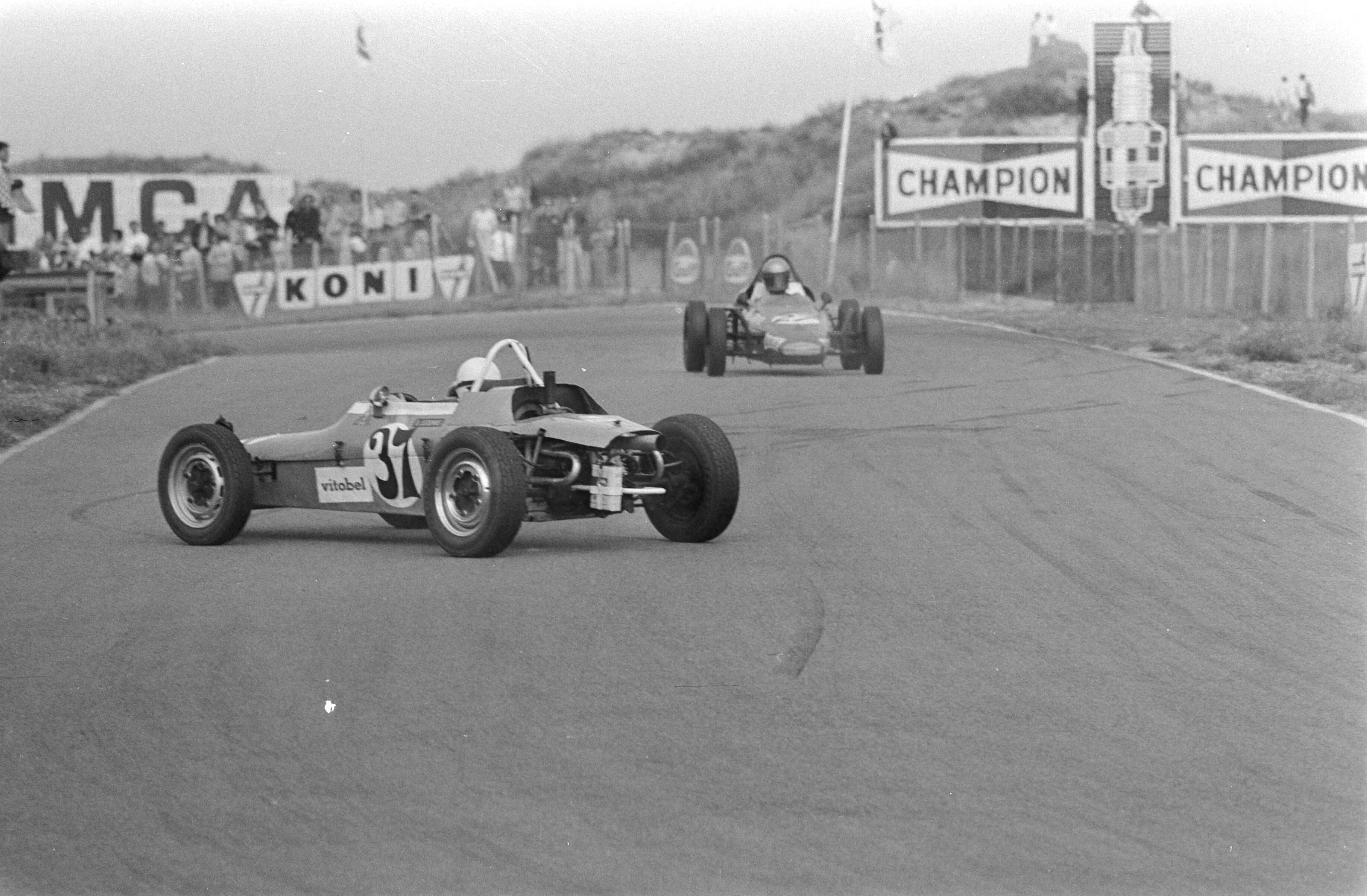 Fotocollectie Anefo — Internationale Formule Vee autoraces, Zandvoort, Raymond Lessennes slipt — Foto: Peters, Hans / Anefo. Licentie: Set B: Rechtenvrij / Publiek Domein. Bron: Nationaal Archief. http://hdl.handle.net/10648/abc9352a-d0b4-102d-bcf8-003048976d84