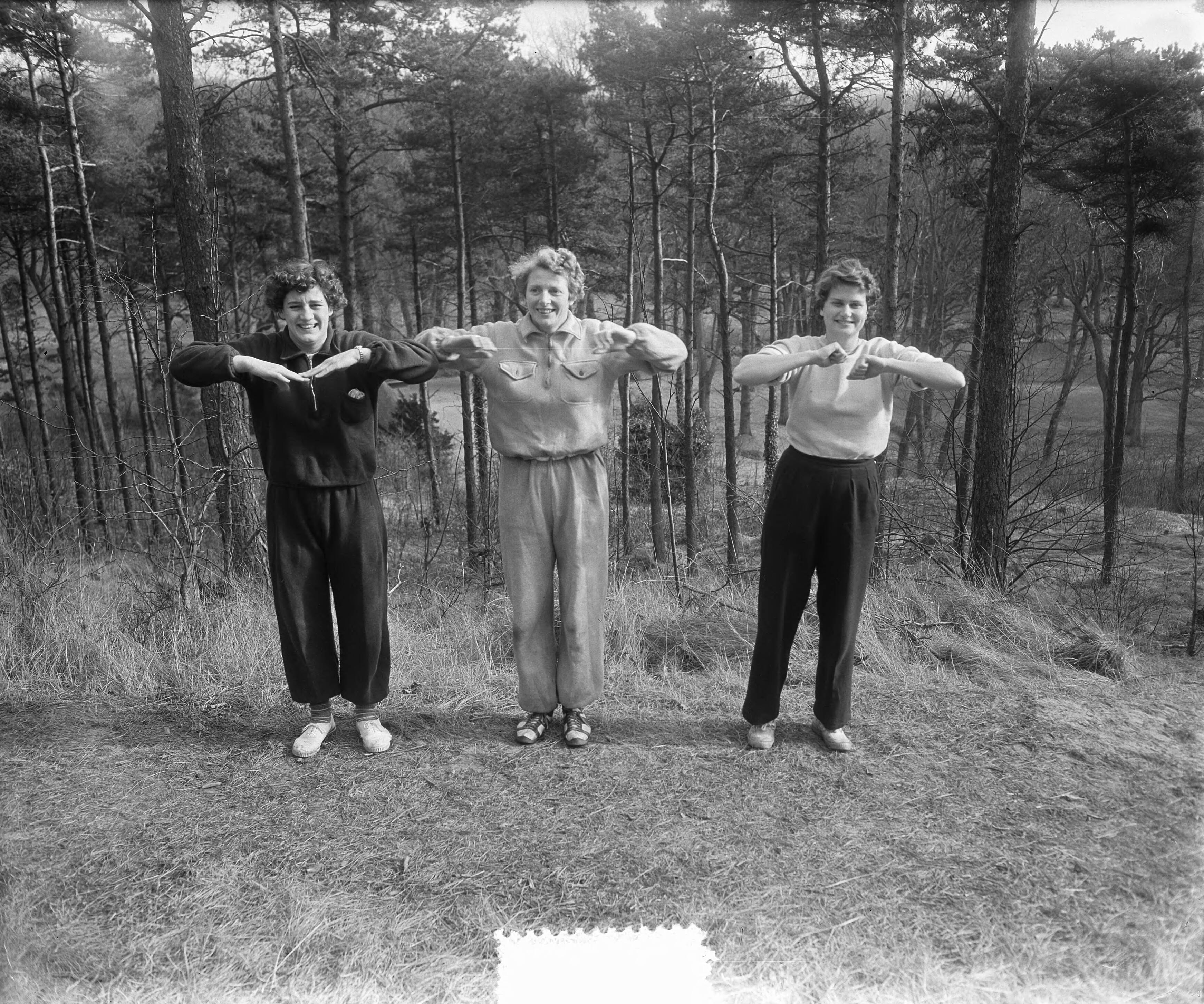 Fotocollectie Anefo — Atletentraining in Overveen. Zwemster Ria Vonk, tennister Fenny ten Bosch en atlete Fanny Blankers-Koen — Foto: Pot, Harry / Anefo. Licentie: Set B: Rechtenvrij / Publiek Domein. Bron: Nationaal Archief. http://hdl.handle.net/10648/a907fb5a-d0b4-102d-bcf8-003048976d84