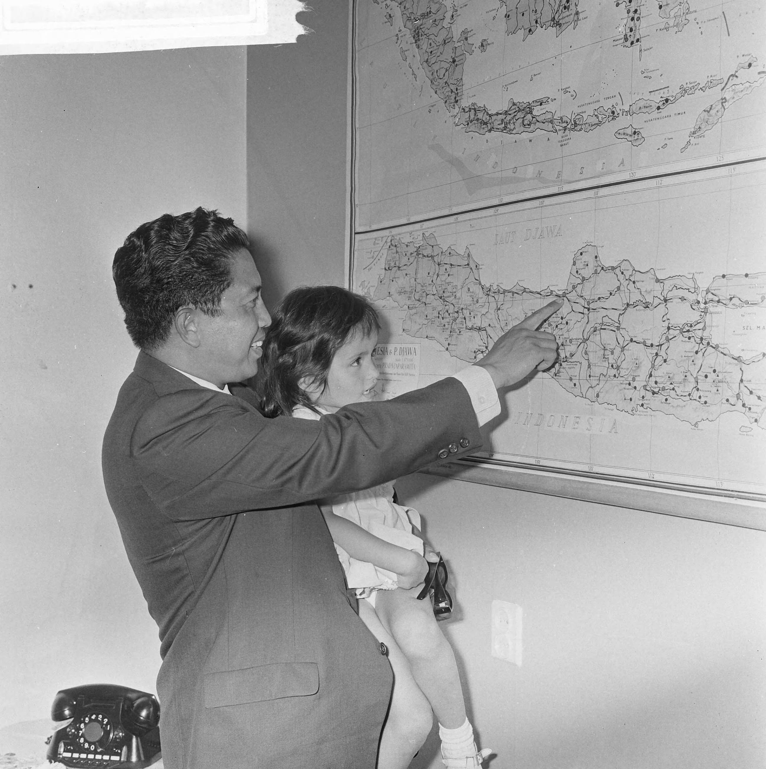 Fotocollectie Anefo — Opening Indonesische school in Den Haag , door ambassadeur Soedjarwo Tjondronegoro — Foto: Koch, Eric / Anefo. Licentie: Set B: Rechtenvrij / Publiek Domein. Bron: Nationaal Archief. http://hdl.handle.net/10648/aabb8174-d0b4-102d-bcf8-003048976d84