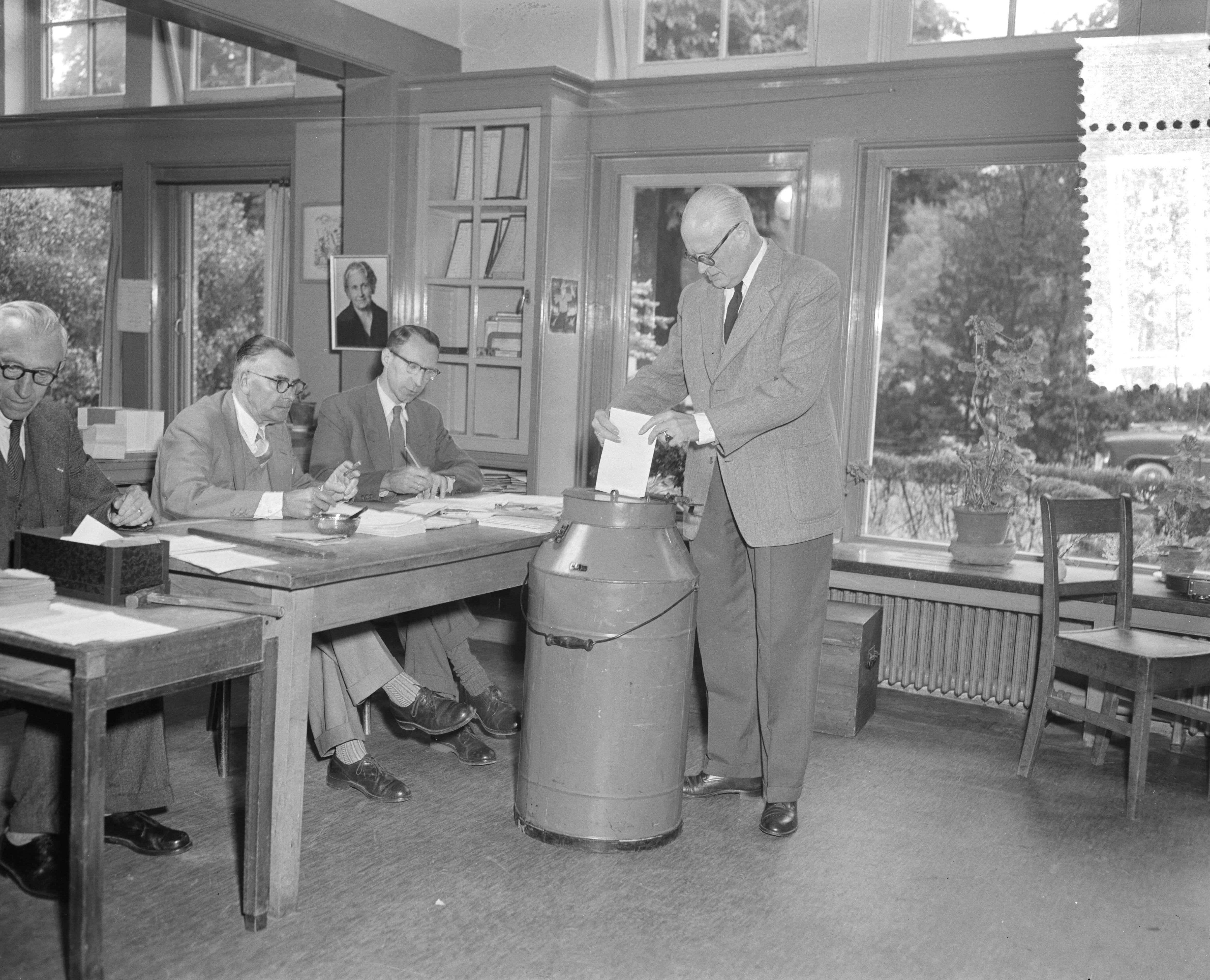 Stemmen voor de Tweede Kamerverkiezingen 1956 — Fractievoorzitter van de KVP, C.P.M. Romme, brengt zijn stem uit in Bloemendaal — Foto: Pot, Harry / Anefo. Licentie: Set B: Rechtenvrij / Publiek Domein. Bron: Nationaal Archief. http://hdl.handle.net/10648/a949c0a8-d0b4-102d-bcf8-003048976d84