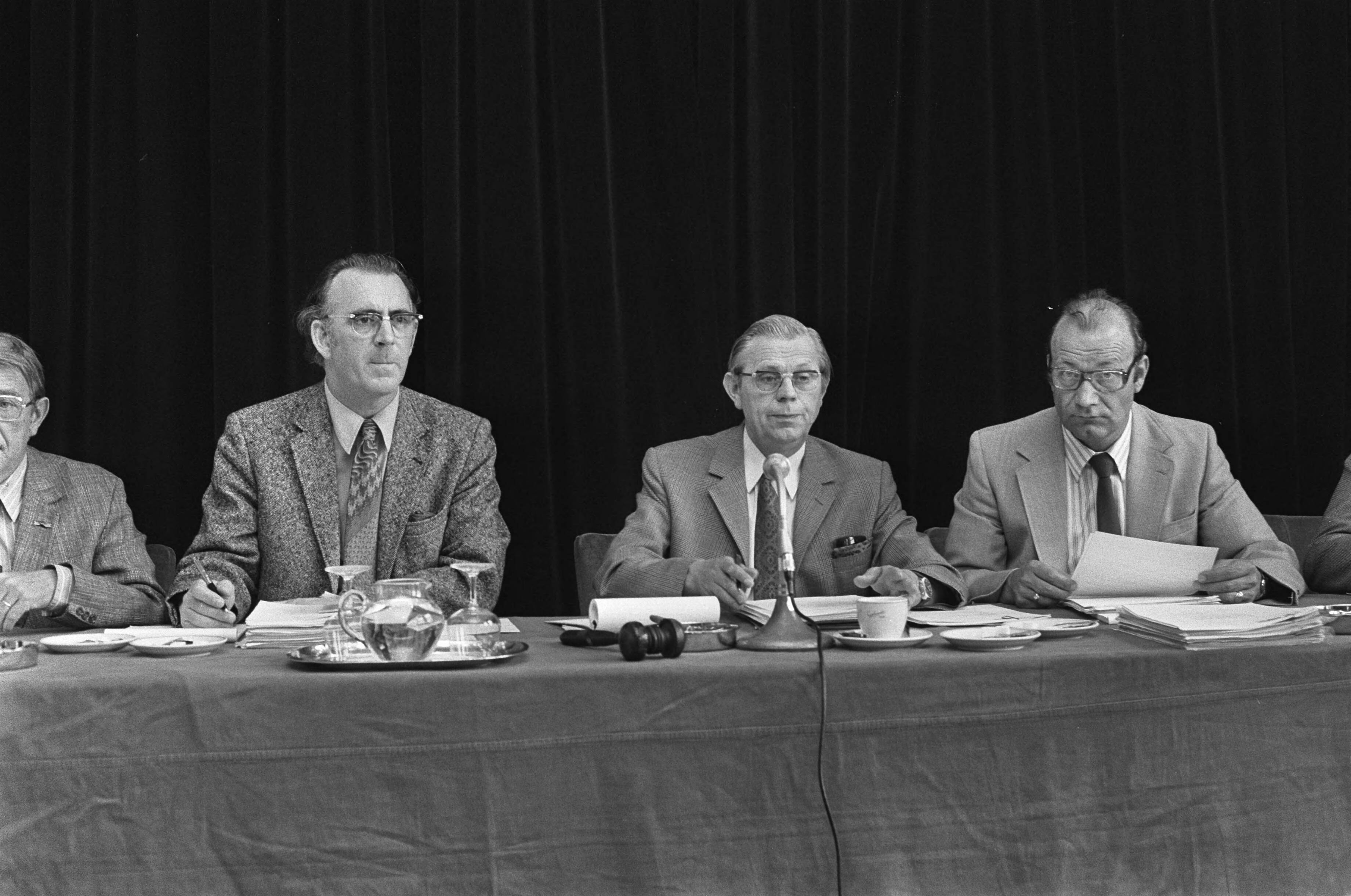 Fotocollectie Anefo — NKV vergadert in Utrecht over federatie NVV-NKV; v.l.n.r. S. Bijmerveld (secretaris), Piet Brussel (voorzitter) en J. Bosch (vice-voorzitter) — Foto: Peters, Hans / Anefo. Licentie: Set B: Rechtenvrij / Publiek Domein. Bron: Nationaal Archief. http://hdl.handle.net/10648/ac4ad774-d0b4-102d-bcf8-003048976d84