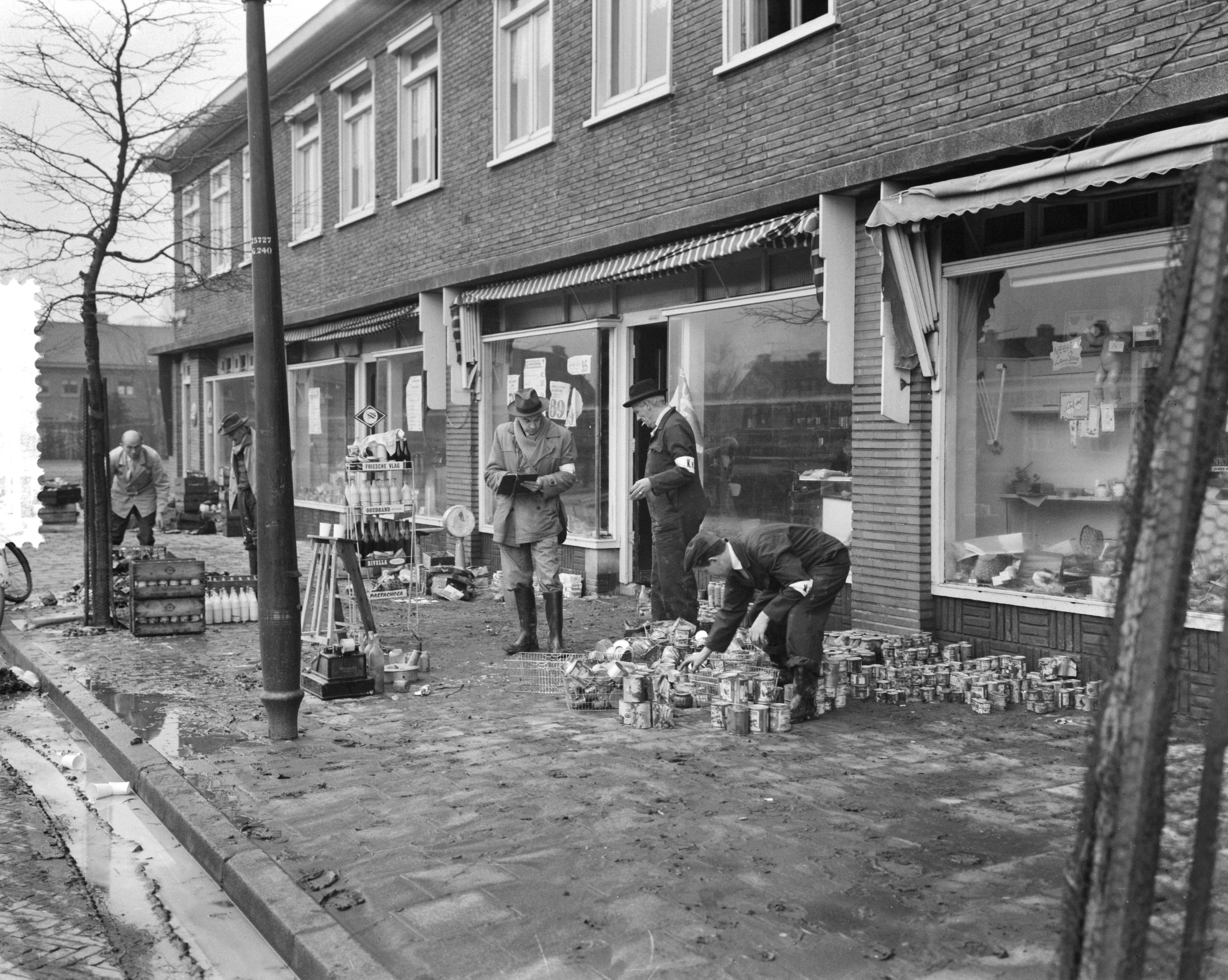 Ramp Tuindorp Oostzaan — Tuindorp Oostzaan maakt schoon schip — Foto: Rossem, Wim van / Anefo. Licentie: Set B: Rechtenvrij / Publiek Domein. Bron: Nationaal Archief. http://hdl.handle.net/10648/a9a67fe6-d0b4-102d-bcf8-003048976d84