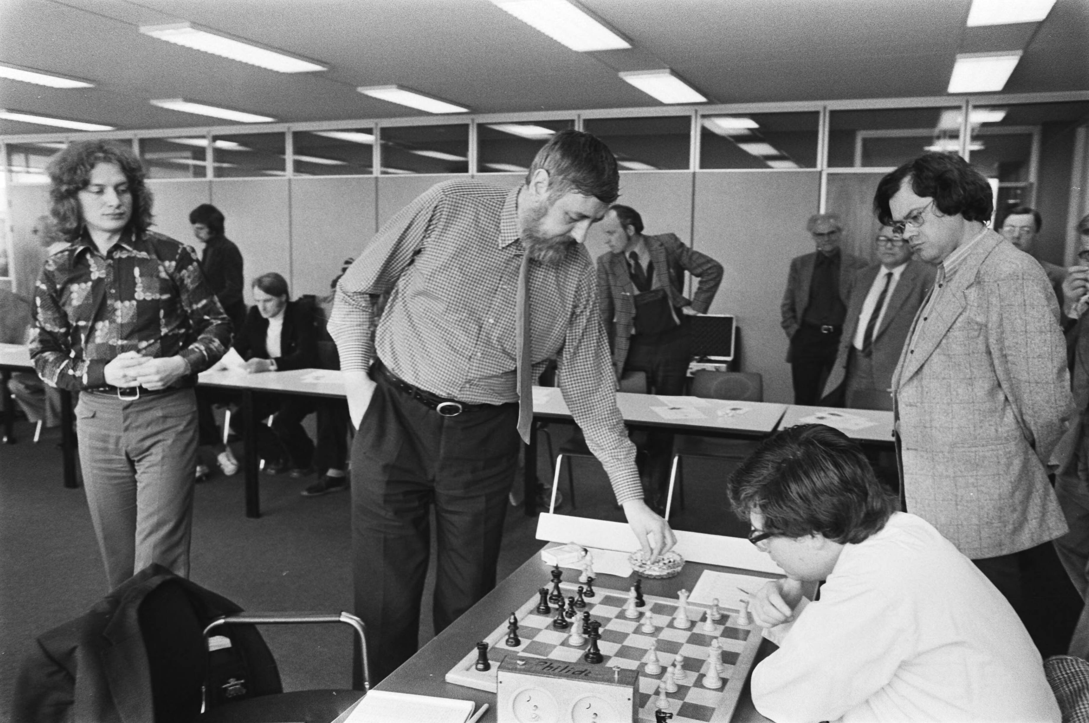 Fotocollectie Anefo — Nederlandse Schaakkampioenschappen Leeuwarden; Donner kijkt toe — Foto: Mieremet, Rob / Anefo. Licentie: Set B: Rechtenvrij / Publiek Domein. Bron: Nationaal Archief. http://hdl.handle.net/10648/ac827062-d0b4-102d-bcf8-003048976d84