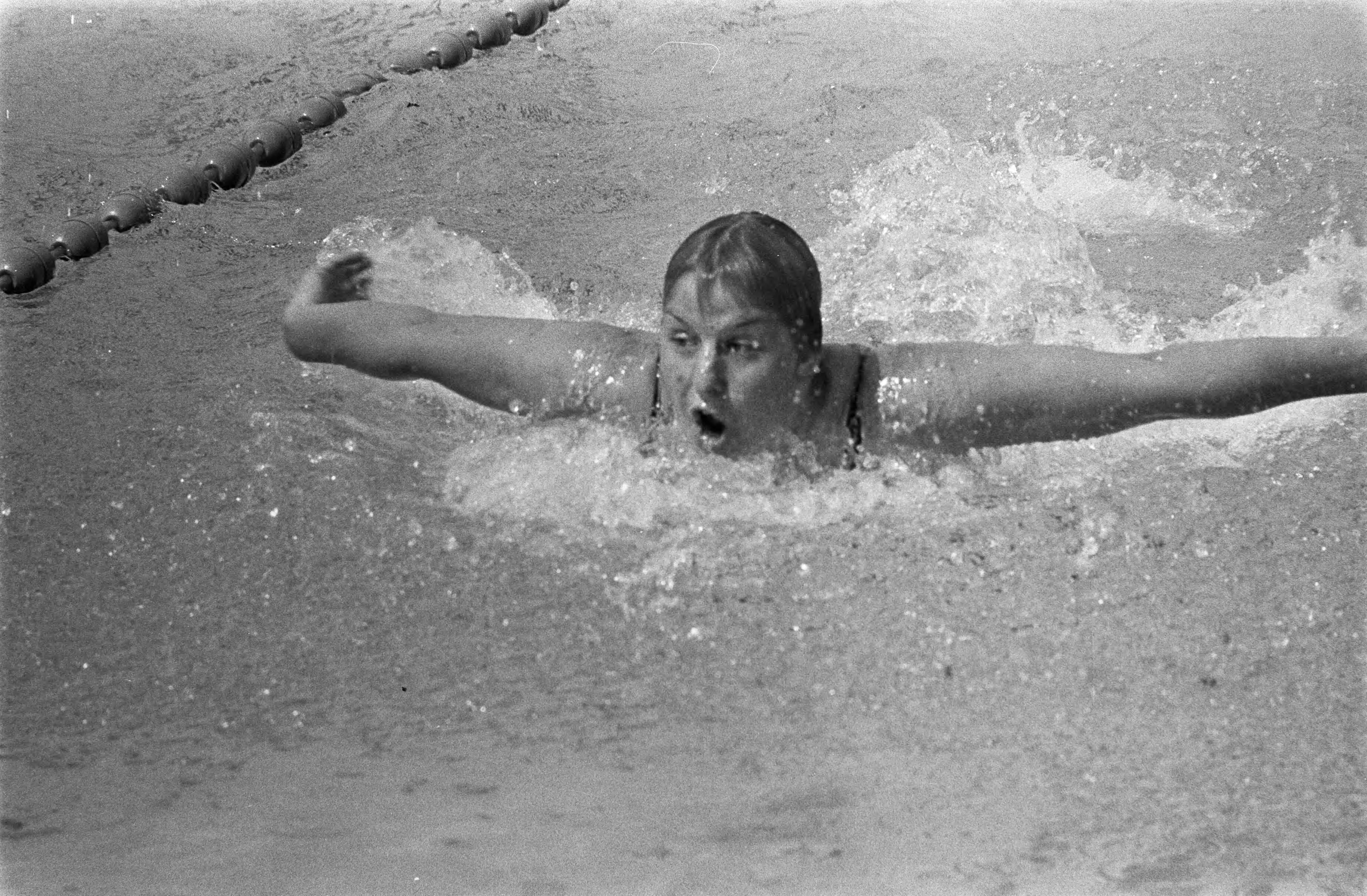 Fotocollectie Anefo — Nationale zwemkampioenschappen zwemmen, Leeuwarden — Foto: Verhoeff, Bert / Anefo. Licentie: Set B: Rechtenvrij / Publiek Domein. Bron: Nationaal Archief. http://hdl.handle.net/10648/ab9d60d0-d0b4-102d-bcf8-003048976d84