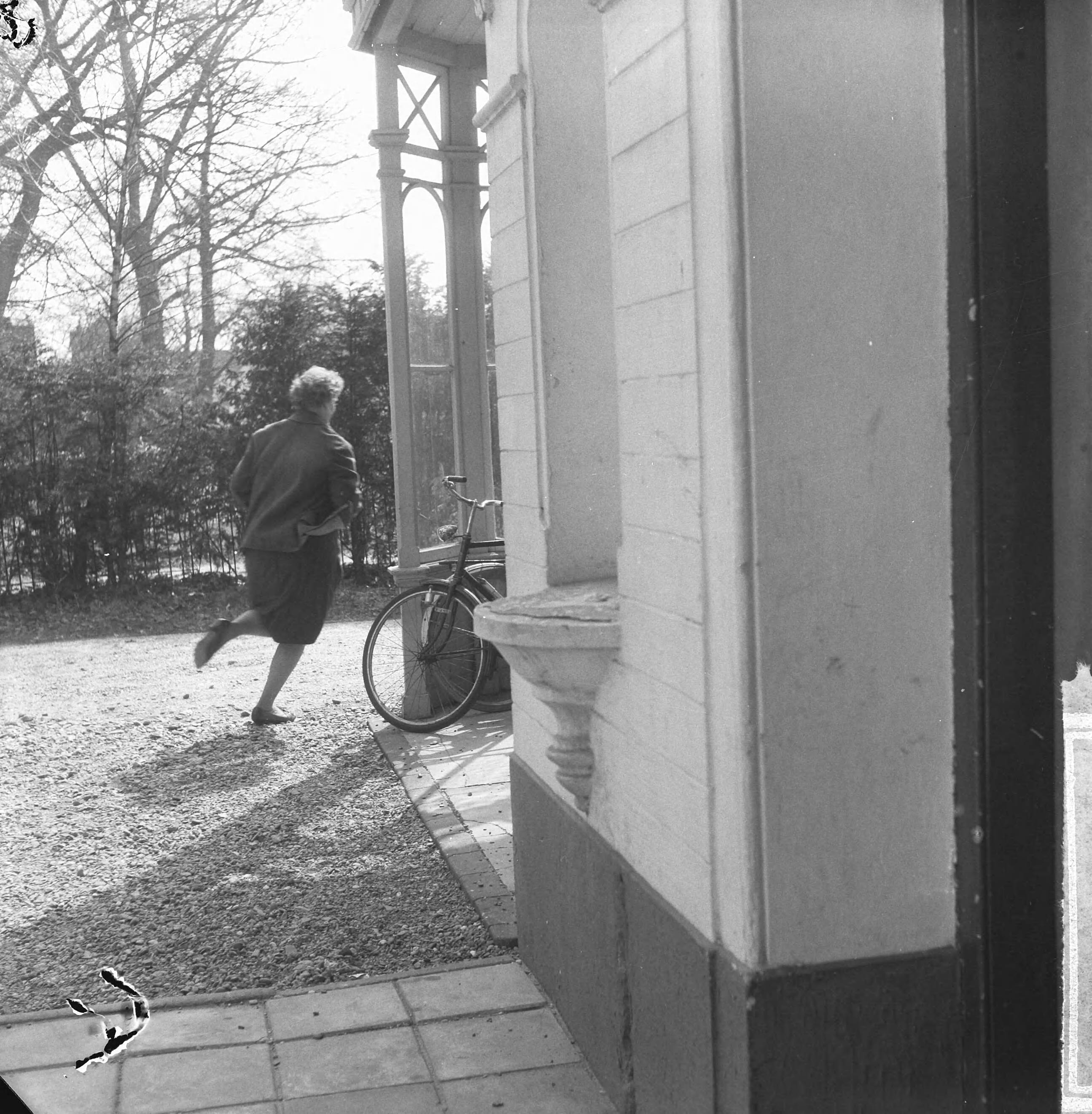 Fotocollectie Anefo — Carlisten in Hilversums pension aan de Boomberglaan 21 , mevrouw Pronk (eigenares) vlucht voor de camera — Foto: Gelderen, Hugo van / Anefo. Licentie: Set B: Rechtenvrij / Publiek Domein. Bron: Nationaal Archief. http://hdl.handle.net/10648/aa63a044-d0b4-102d-bcf8-003048976d84