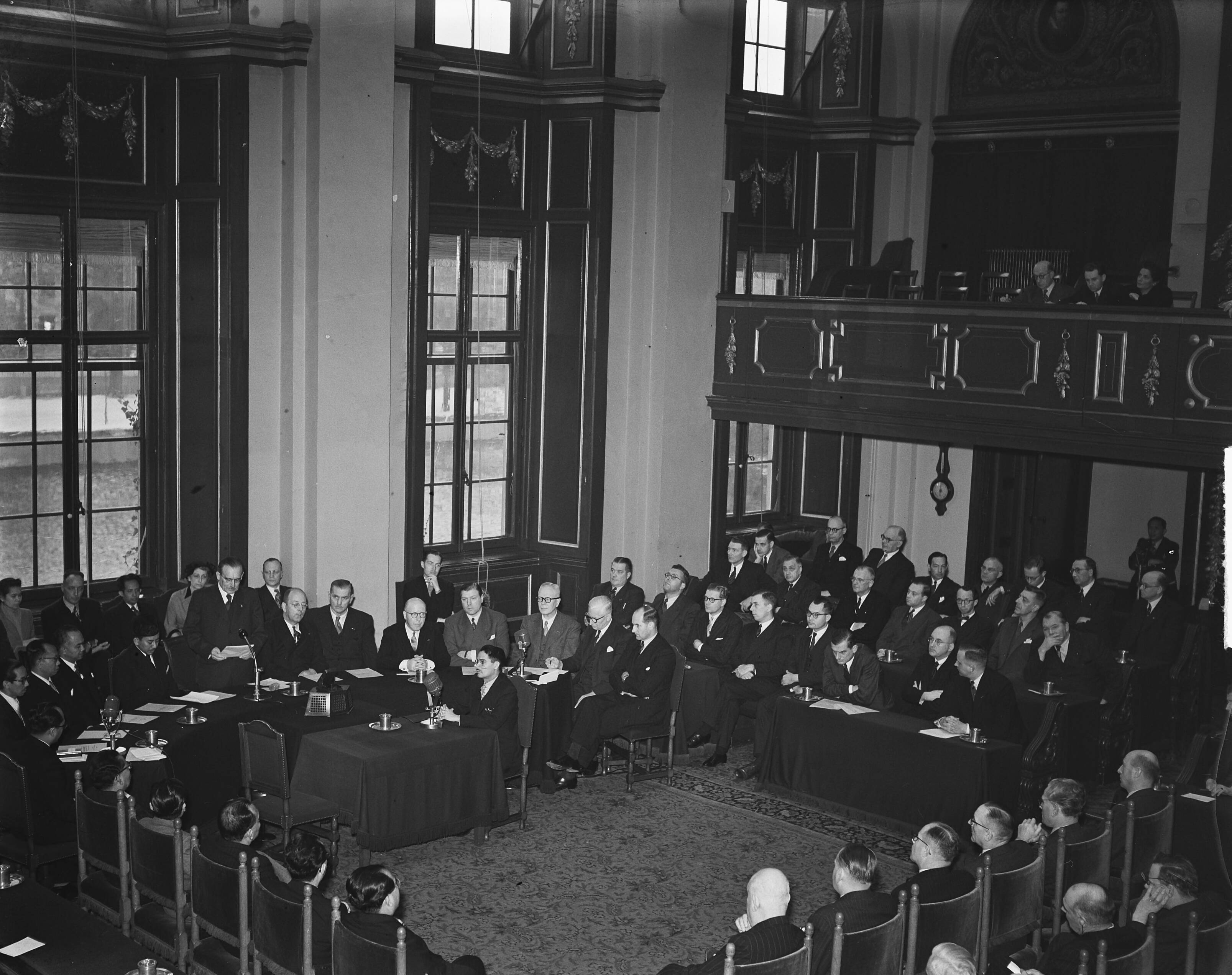 2e Nederlands-Indische ministersconferentie te Den Haag — Tweede Nederlands Indische Ministerconferentie te Den Haag. Overzicht — Foto: Bilsen, Joop van / Anefo. Licentie: Set B: Rechtenvrij / Publiek Domein. Bron: Nationaal Archief. http://hdl.handle.net/10648/a8e27326-d0b4-102d-bcf8-003048976d84