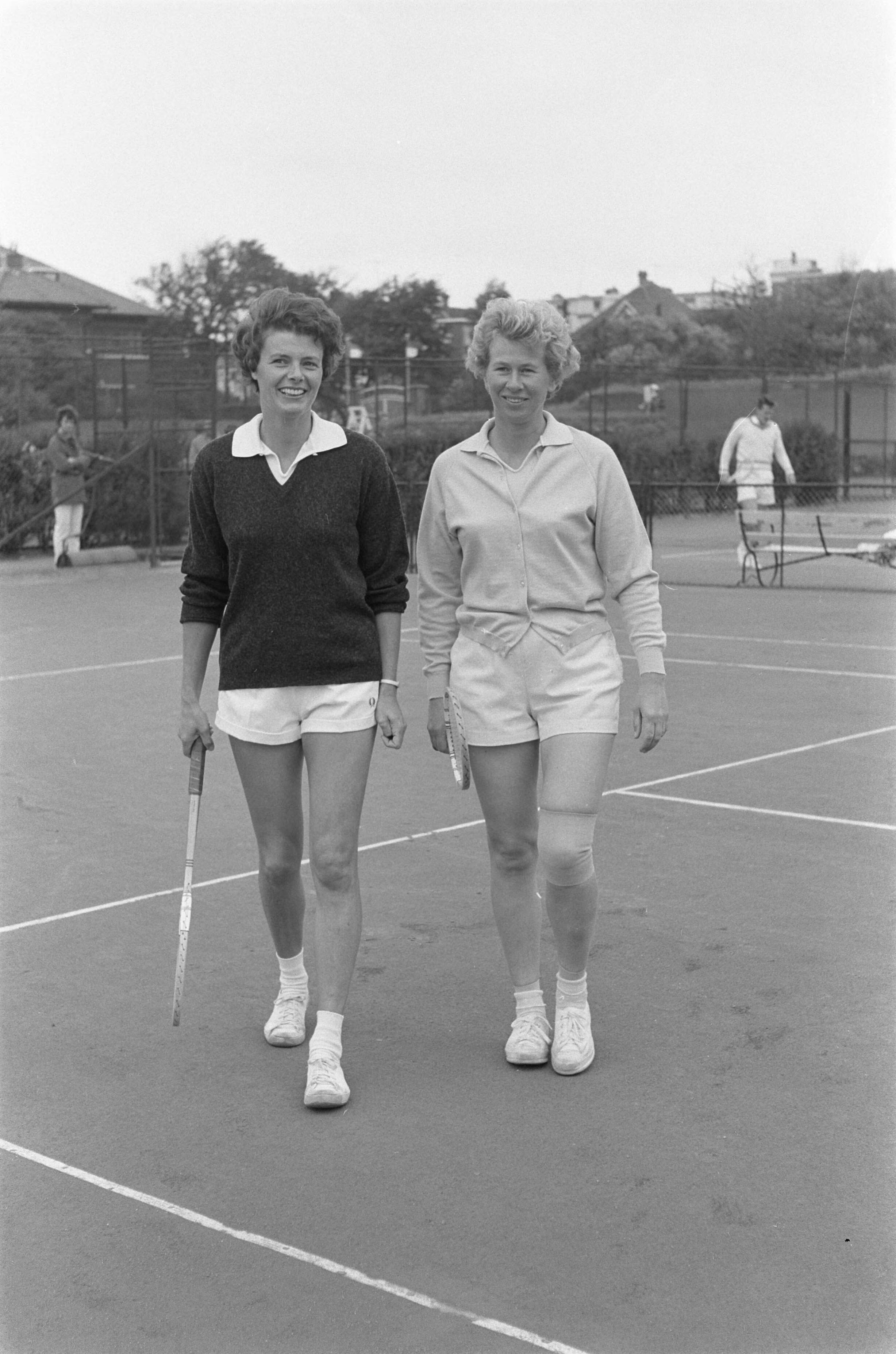 Fotocollectie Anefo — Nationale Tenniskampioenschappen. Damesdubbel, mevrouw Van der Storm en en mevr. Roos — Foto: Pot, Harry / Anefo. Licentie: Set B: Rechtenvrij / Publiek Domein. Bron: Nationaal Archief. http://hdl.handle.net/10648/a9df8322-d0b4-102d-bcf8-003048976d84