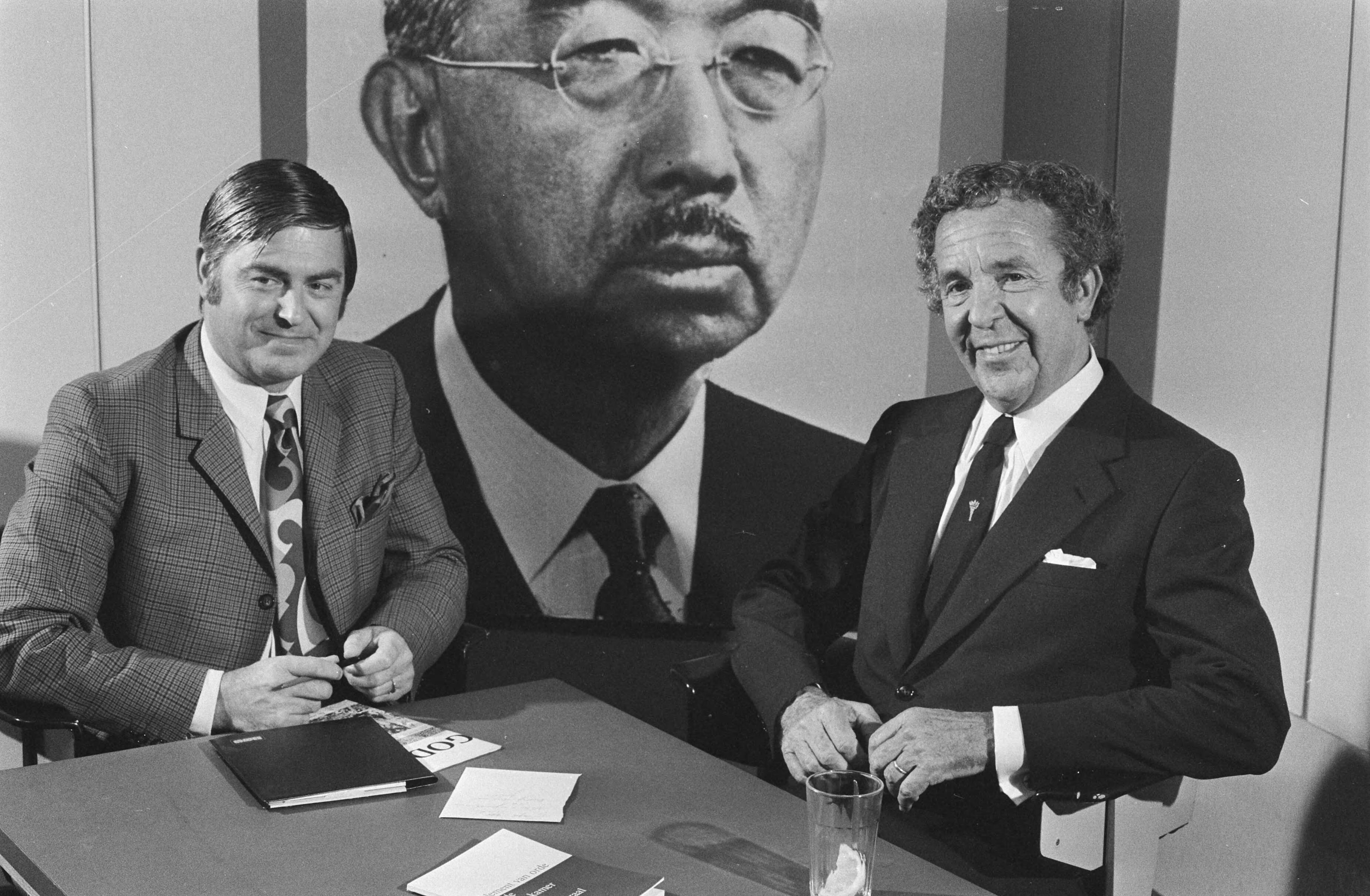 Fotocollectie Anefo — Interview van Wim Kan voor NOS in NOS studio, Hilversum — Foto: Punt, W. / Anefo. Licentie: Set B: Rechtenvrij / Publiek Domein. Bron: Nationaal Archief. http://hdl.handle.net/10648/ad79fb20-d0b4-102d-bcf8-003048976d84